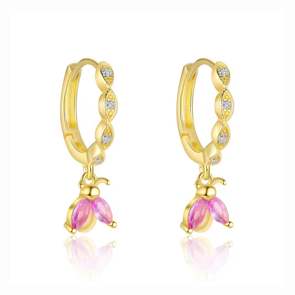 Realizați din argint 925 placat cu aur 18N, aceștia sunt decorați cu zirconii albe pe cerc și cu două pietricele roz în formă de fruct, care oferă un strop de culoare și energie