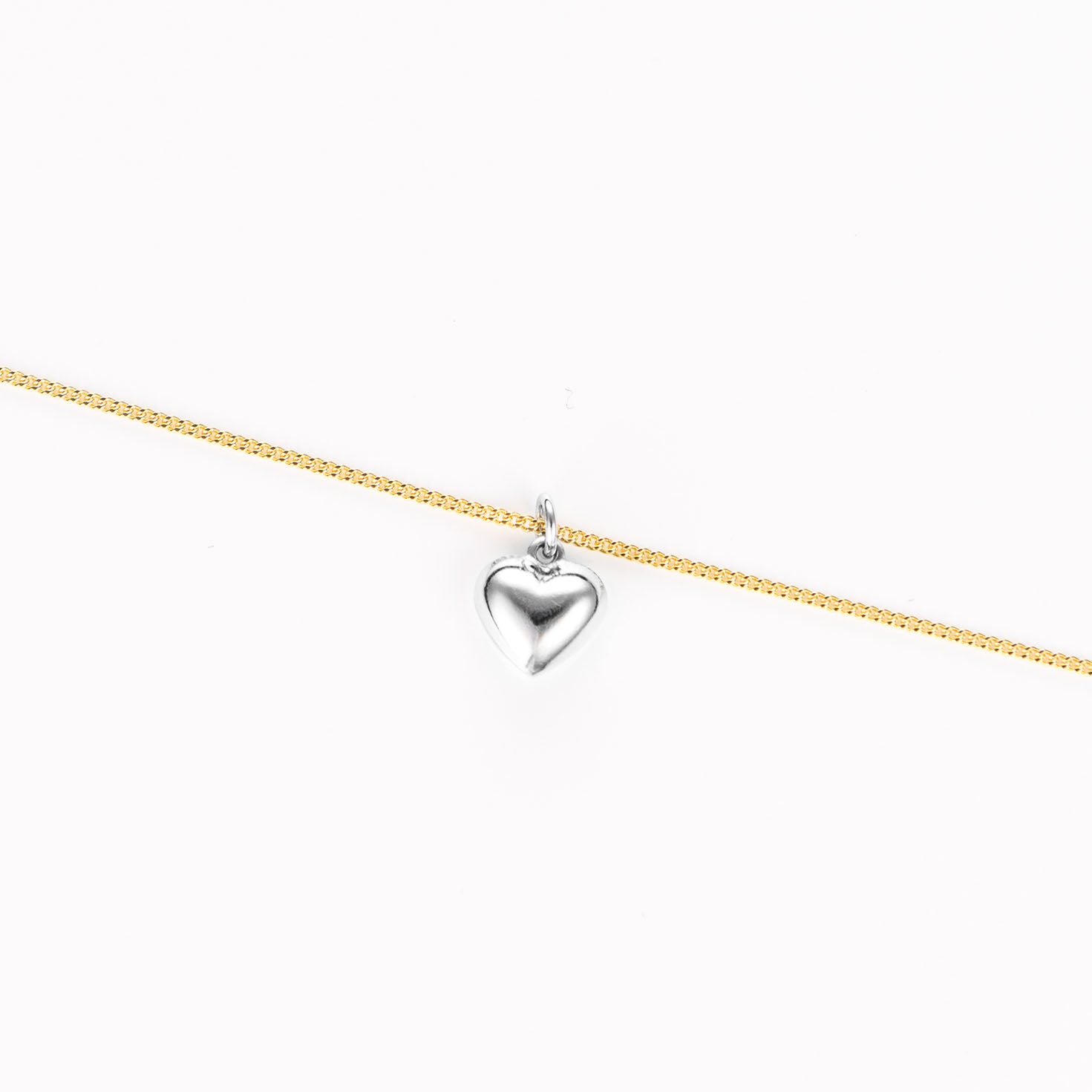 Brățară elegantă din argint placat cu aur 18K și charm inimioară argintie – bijuterie fină Maison La Stéphanie, ideală pentru cadou.