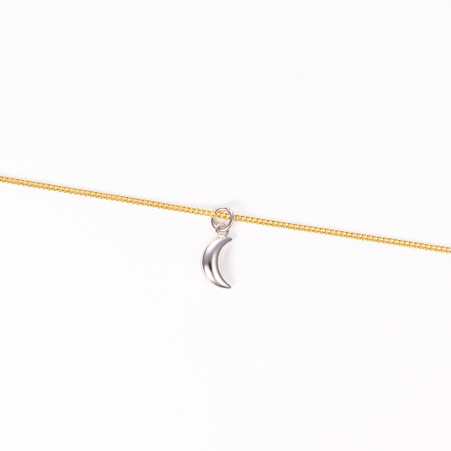 Brățară elegantă din argint placat cu aur 18K și charm lună argintie – bijuterie fină Maison La Stéphanie, ideală pentru cadou.