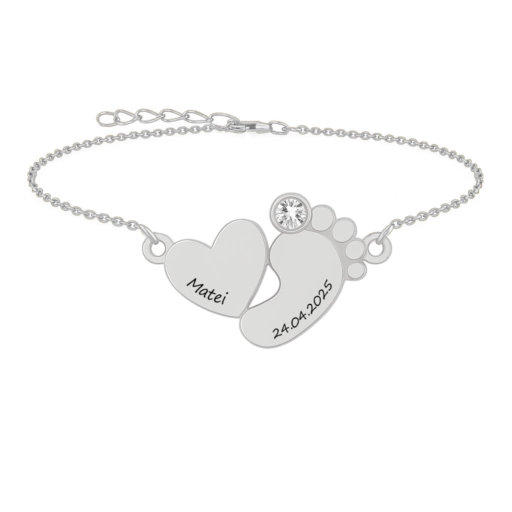 Bratara din argint 925 cu pandantiv în formă de inimă si talpă de bebelus, decorată cu cristal preciosa pe fundal alb