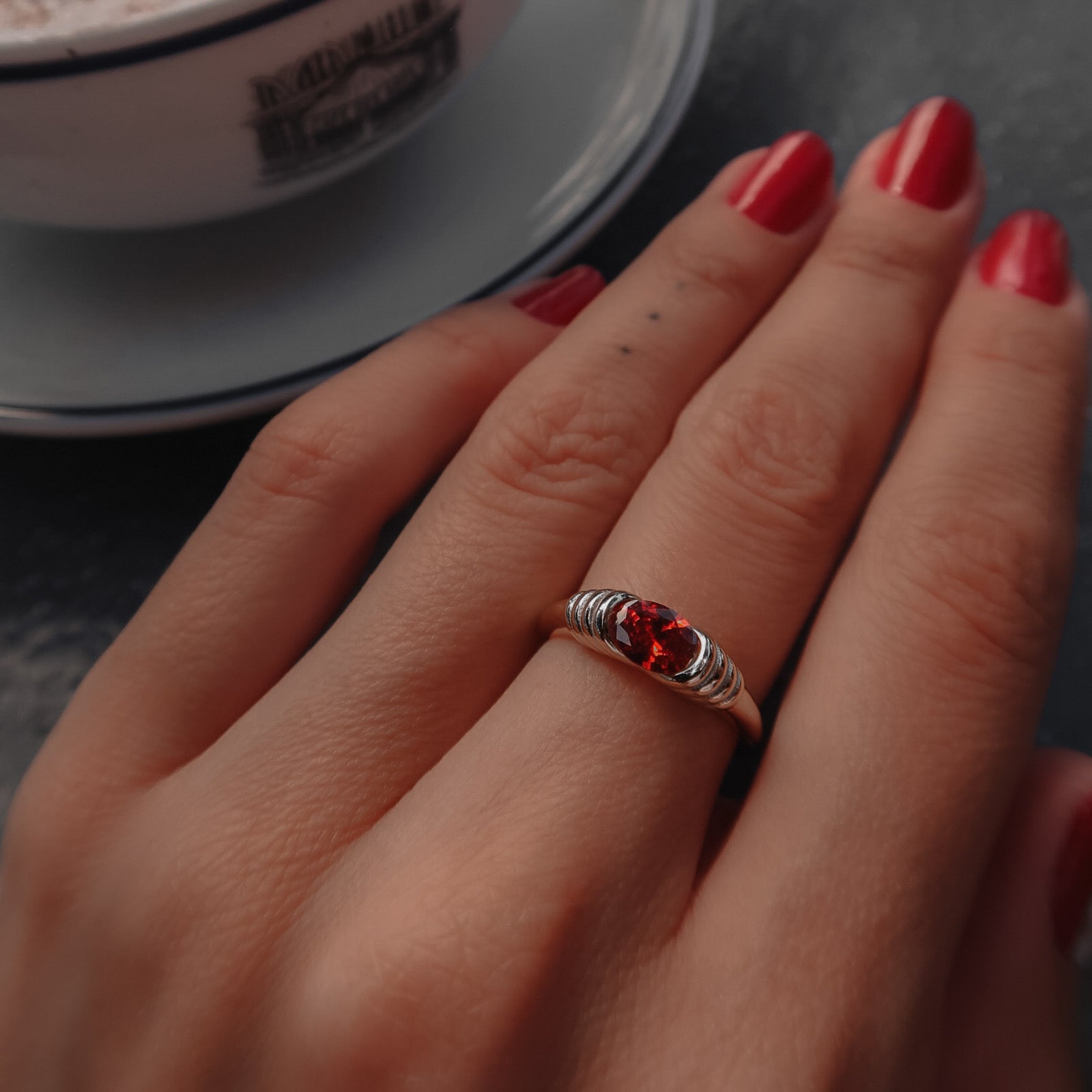 Inel elegant din argint 925 cu piatră burgundy – un cadou ideal pentru femei, perfect pentru ținute feminine și ocazii speciale, disponibil la Maison La Stéphanie.