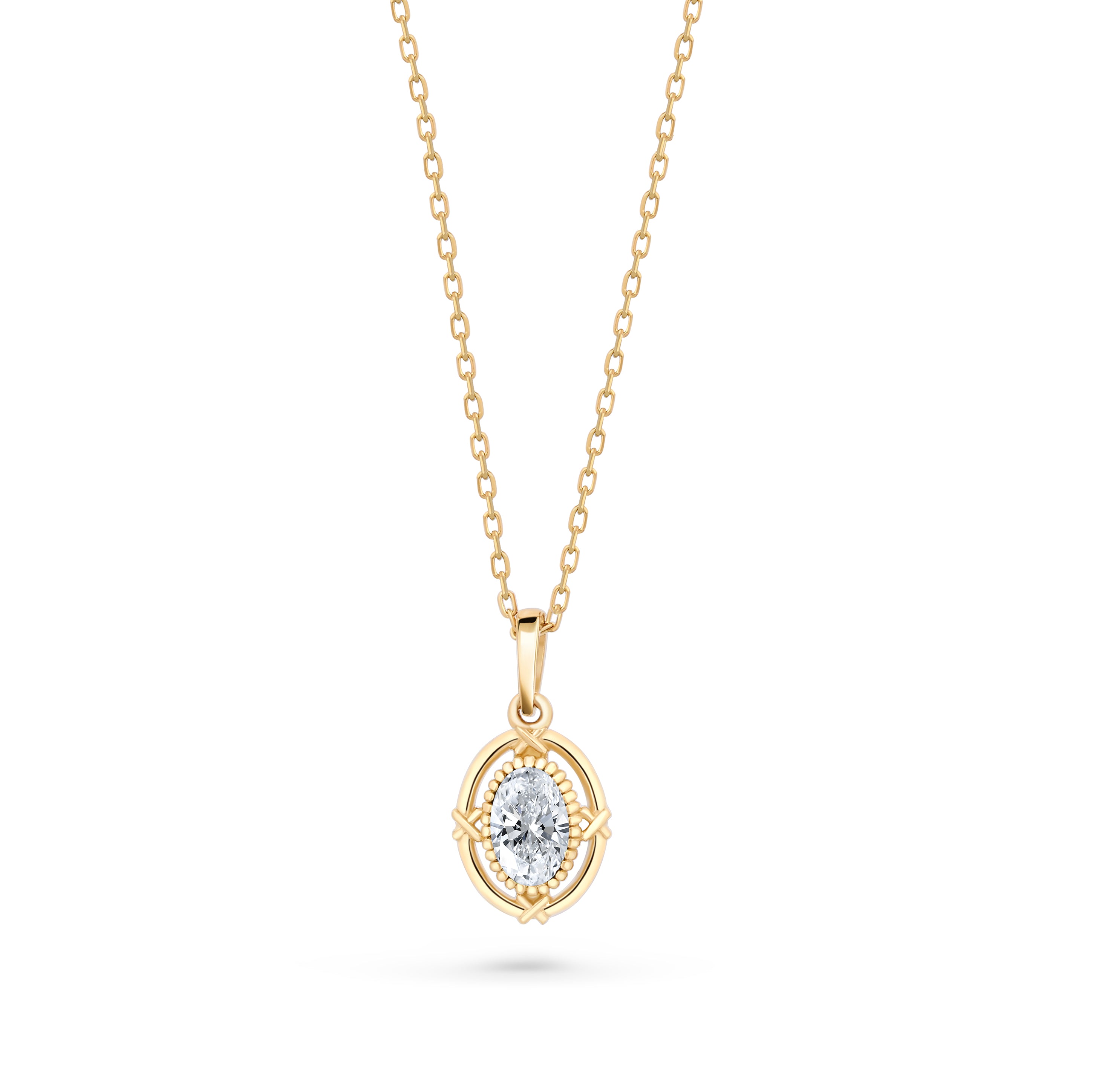 Colier rafinat din aur 14K cu pandantiv oval si piatra alba strălucitoare înconjurata de elemente aurii sculptate. Design regal cu aer clasic.