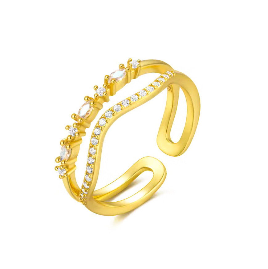 Inel auriu din argint placat cu aur de 18K, cu linii fluide și zirconii albe, mărime ajustabila – Maison La Stéphanie.