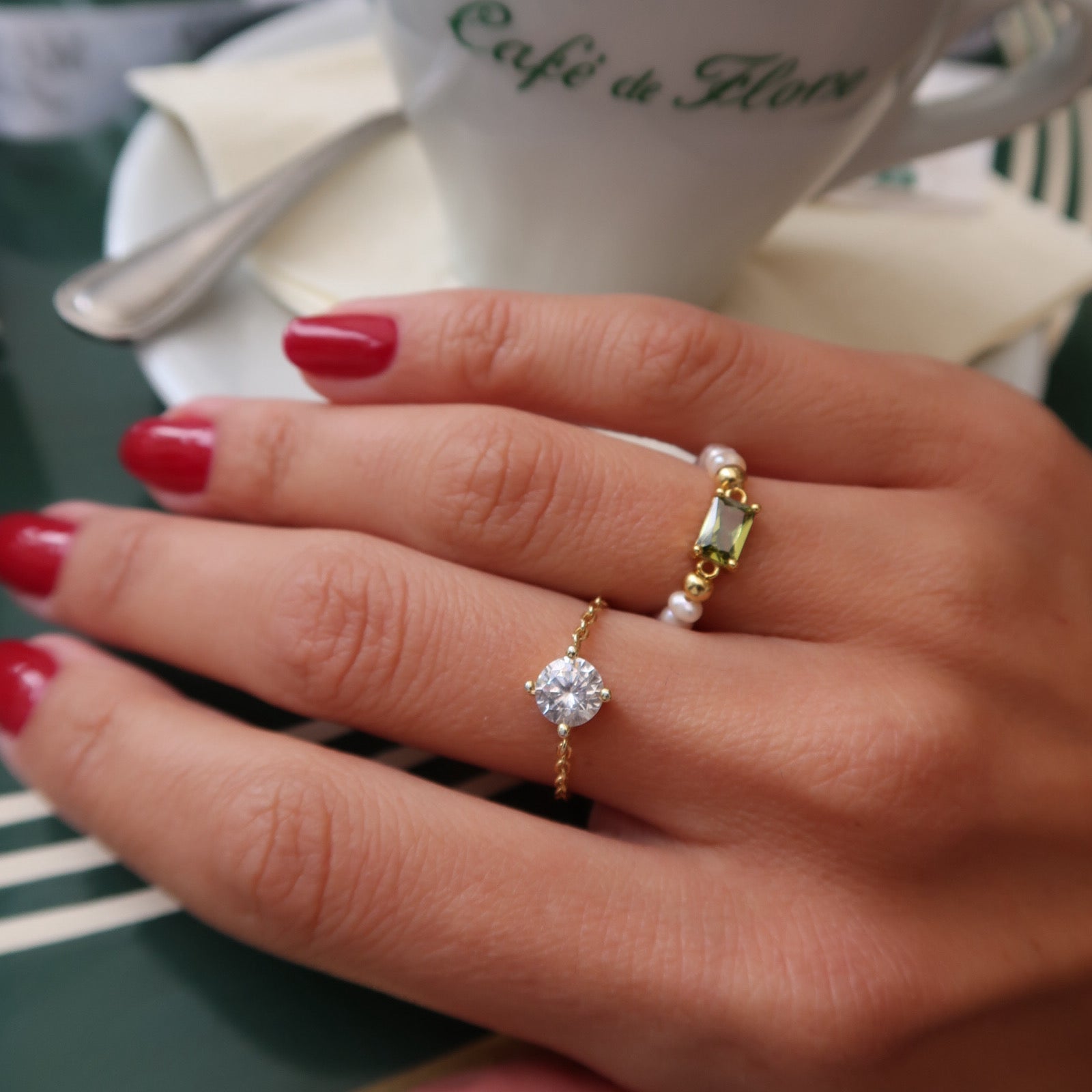 Inel elegant din argint 925 placat cu aur 18K, cu piatră zirconia rotundă de 4 mm și design reglabil tip lanț – o bijuterie Maison La Stéphanie care îmbină rafinamentul cu simplitatea.