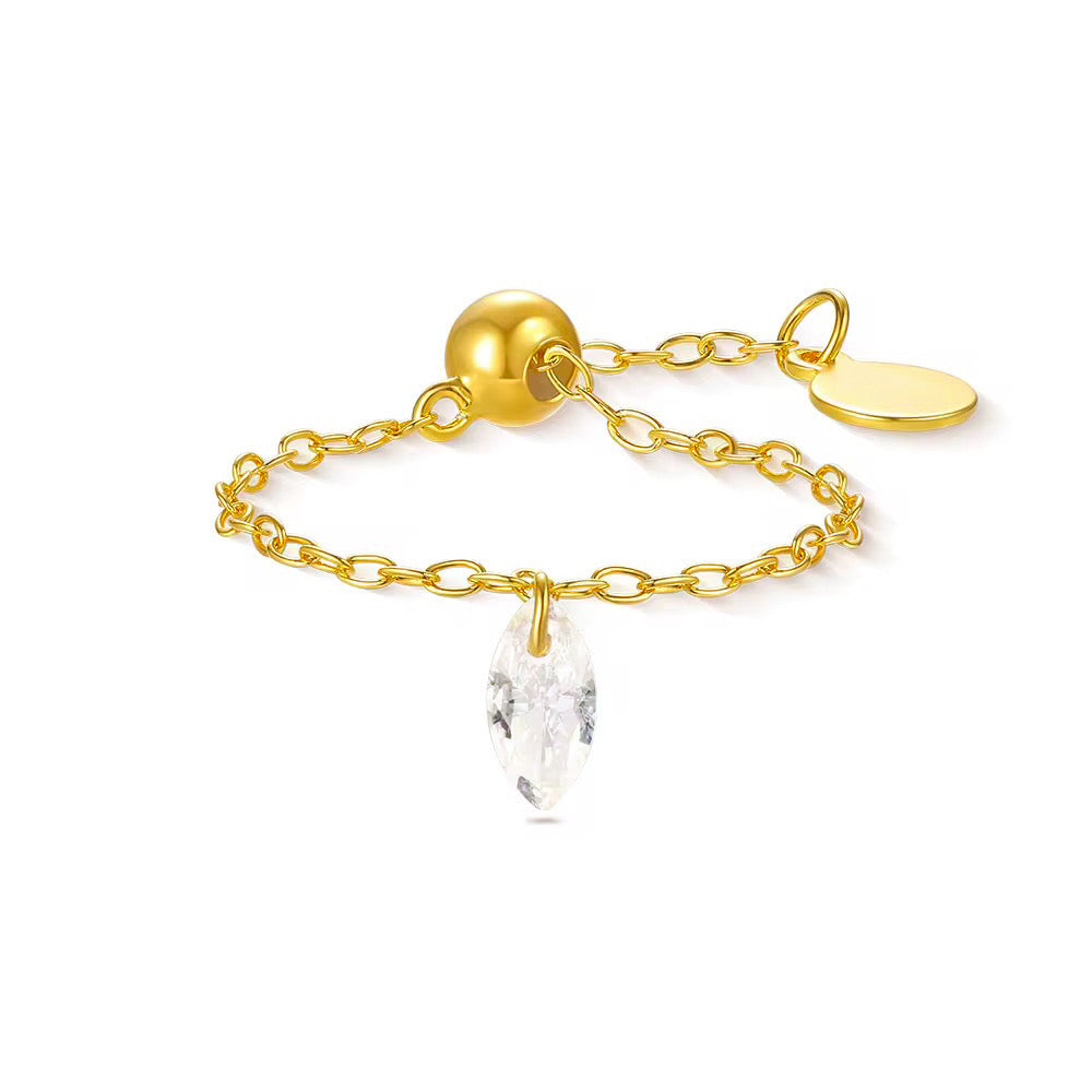 Inel delicat din argint placat cu aur 14K, cu charm lacrimă și sistem reglabil — bijuterie poetică și ajustabilă.