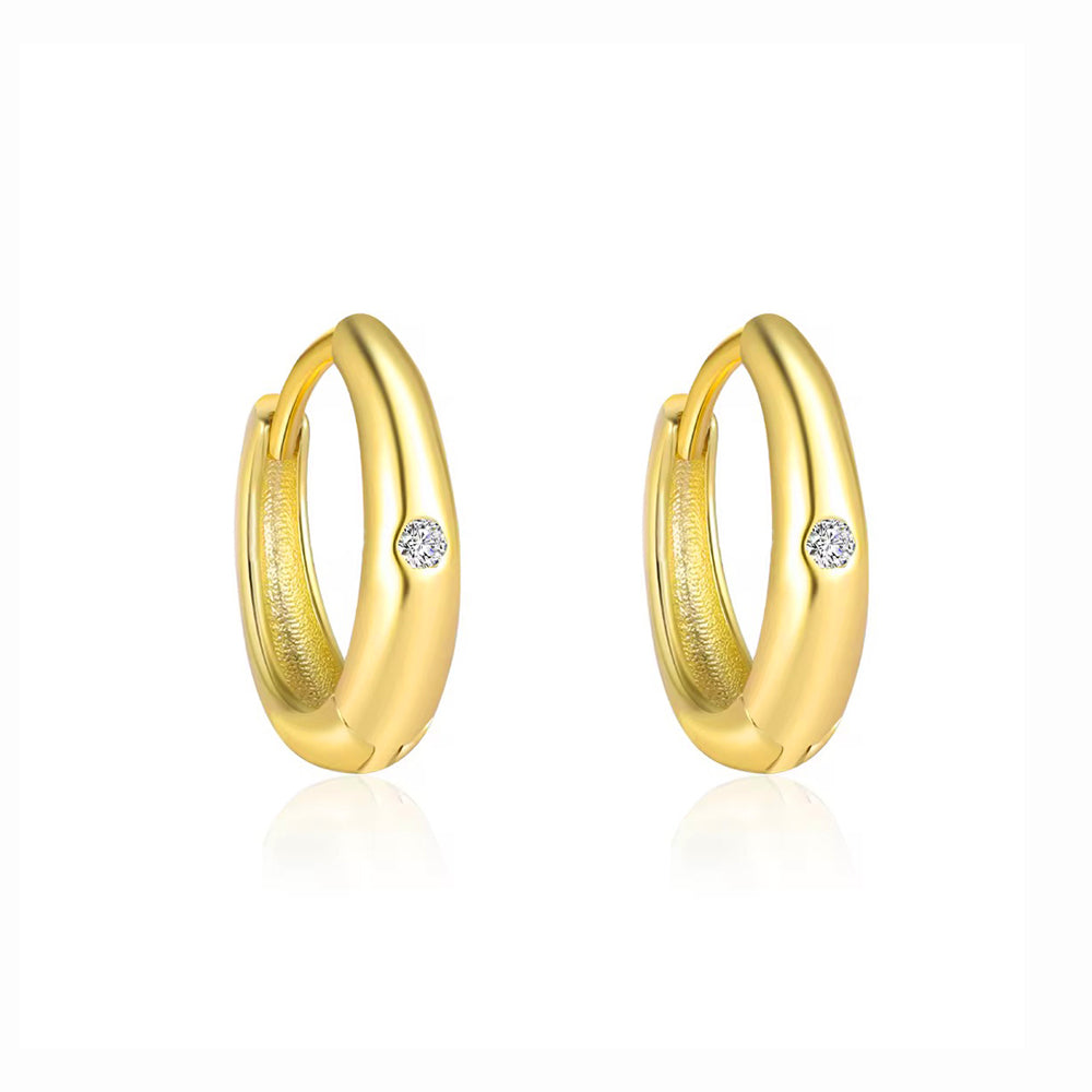 Realizați din argint 925 placat cu aur de 18K, aceștia au un design neted și fluid, decorat cu o singură piatră zirconiu strălucitoare, asemenea unei stele discrete