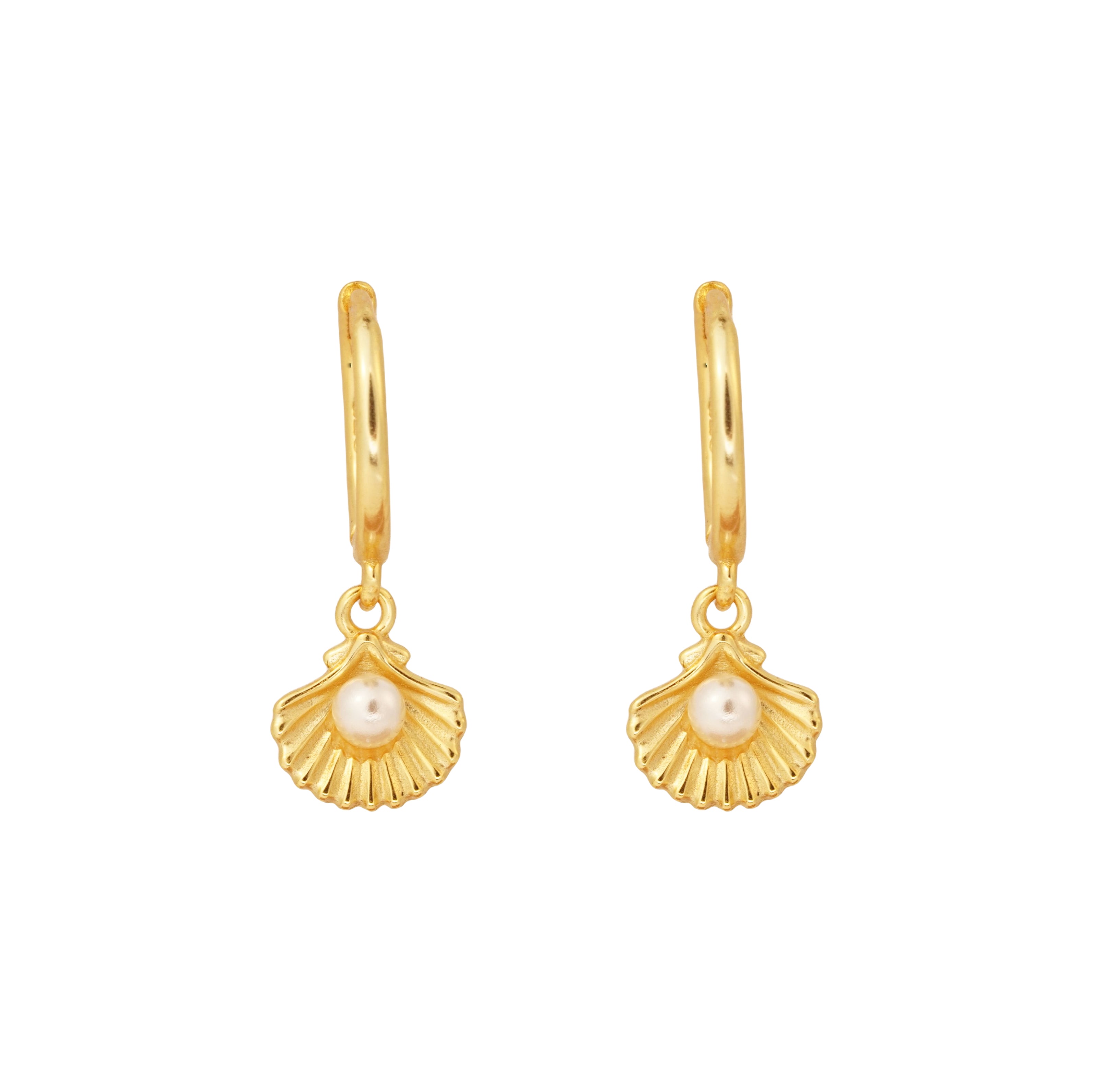 Cercei din argint placat cu aur 18K cu scoică și perlă — bijuterii elegante pentru vară, vacanțe și cadouri feminine. Ocean-inspired jewelry by Maison La Stéphanie.