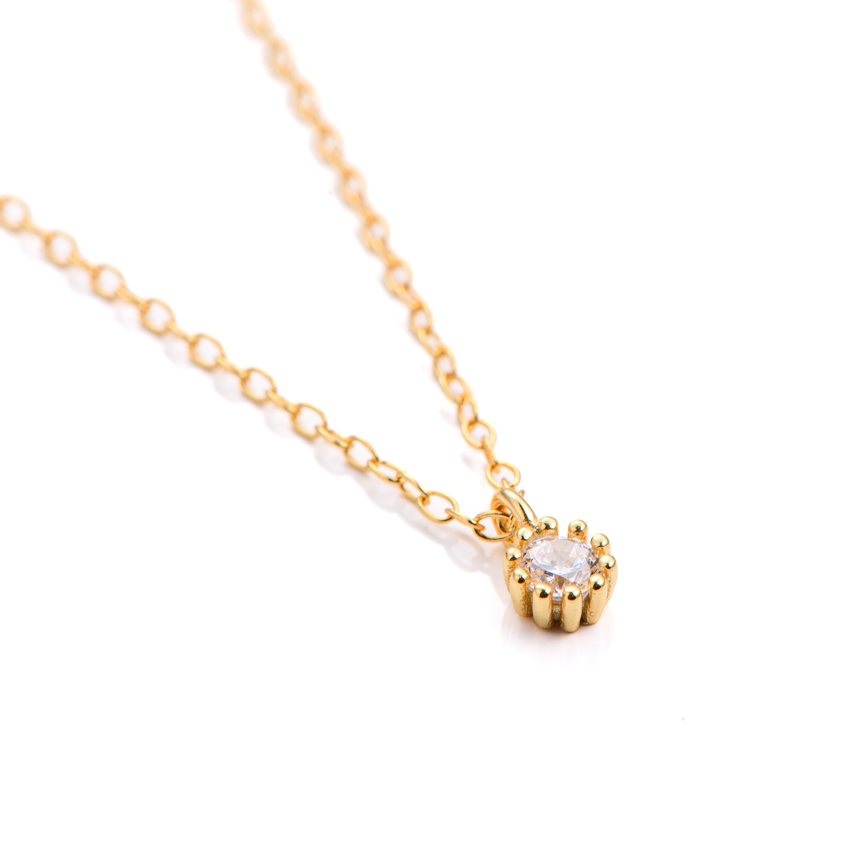 lantisor argint placat cu aur cu piatra mica alba