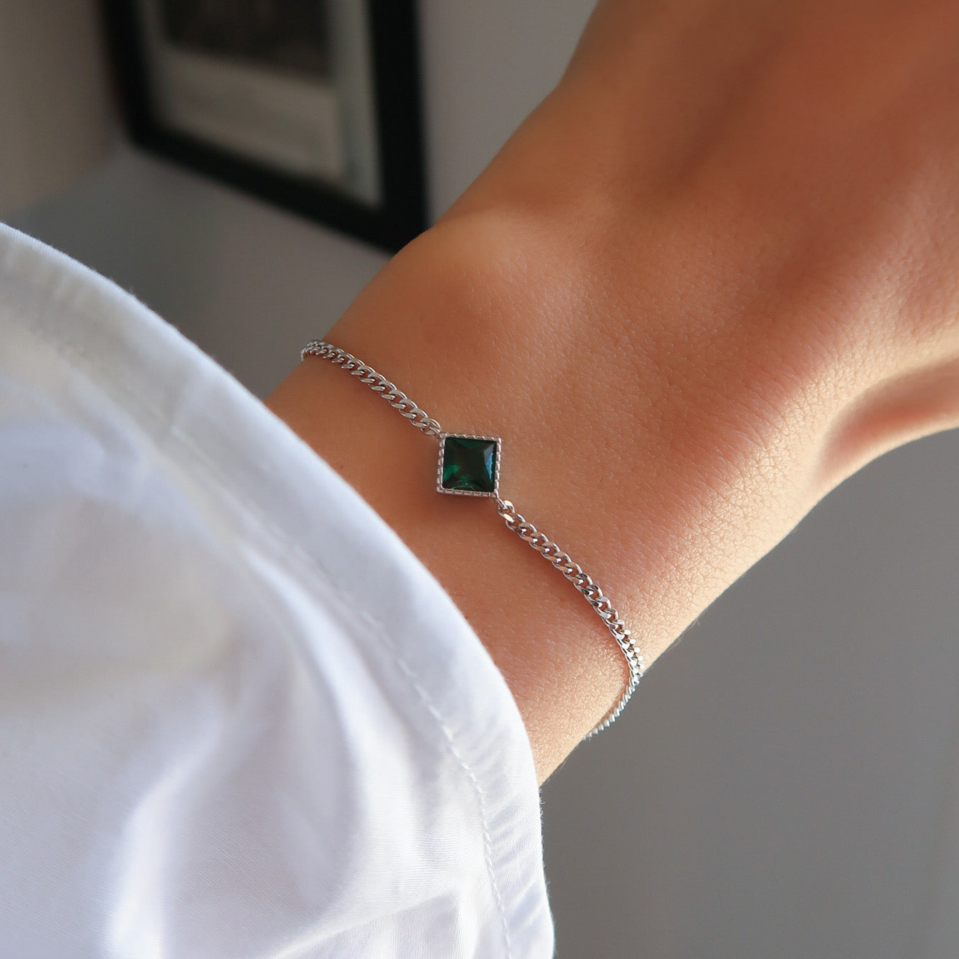 Brățară elegantă din argint 925 placat cu rodiu, cu zirconia verde smarald — bijuterie rafinată și cadou deosebit pentru ea, Maison La Stéphanie.