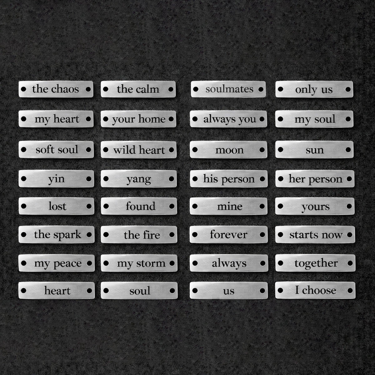 Set de brățări Valentine’s Day personalizabile din argint 925, cu mesaje mix & match și șnururi ajustabile. Cadoul perfect pentru cupluri.