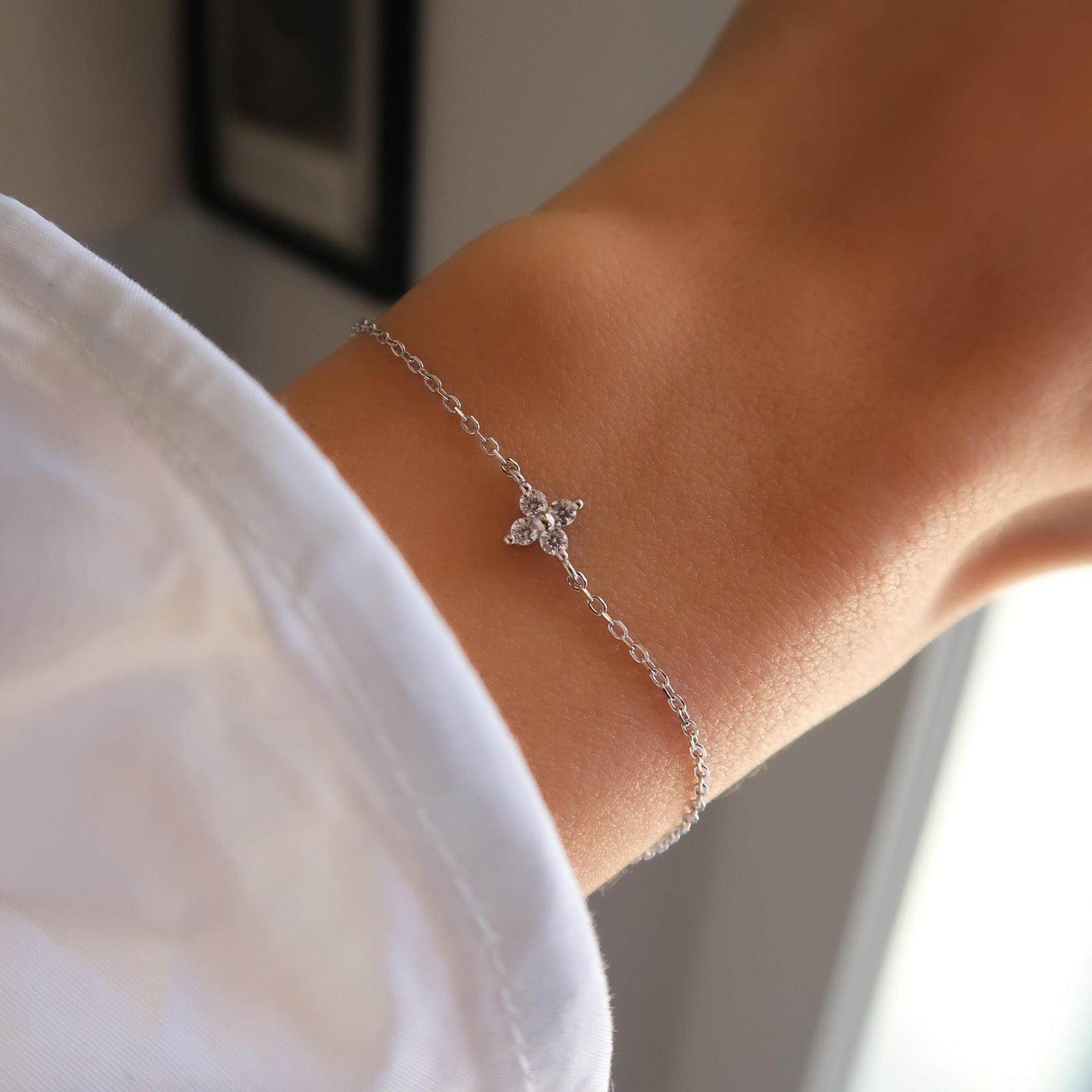 Brățară fină din argint 925 placat cu rodiu, cu floare și zirconia — bijuterie delicată și cadou feminin ideal, Maison La Stéphanie.