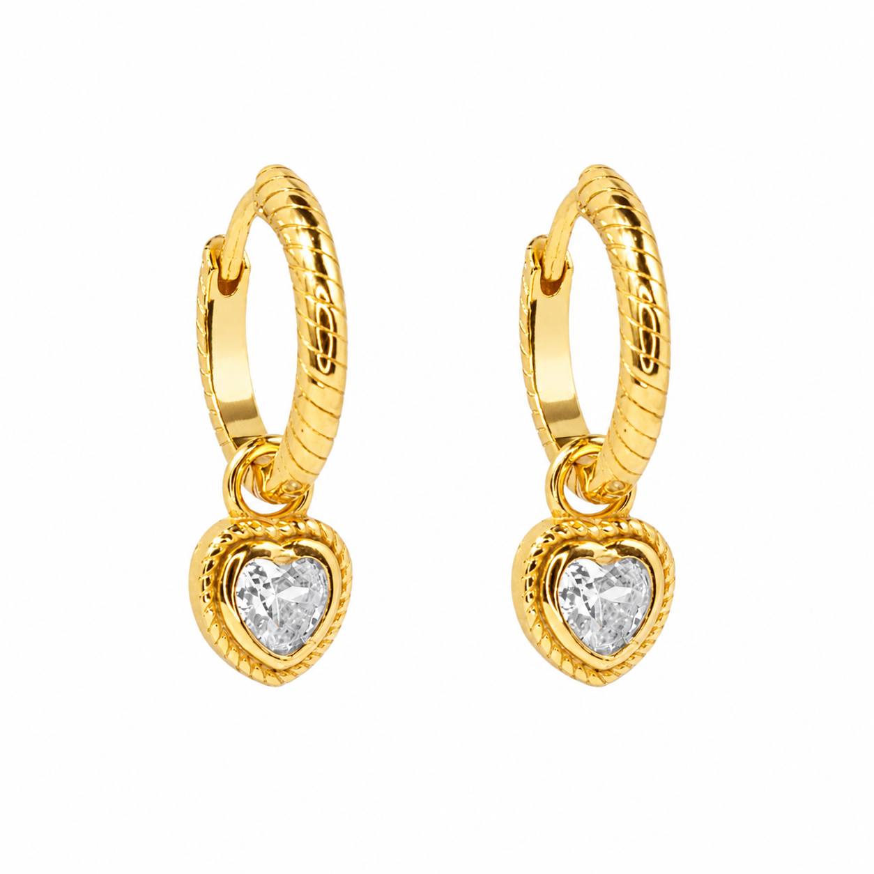 Cercei inimioară din argint placat cu aur 18K, cu zirconiu strălucitor — bijuterie elegantă și feminină, ideală pentru cadouri romantice. Maison La Stéphanie, rafinament și lumină.