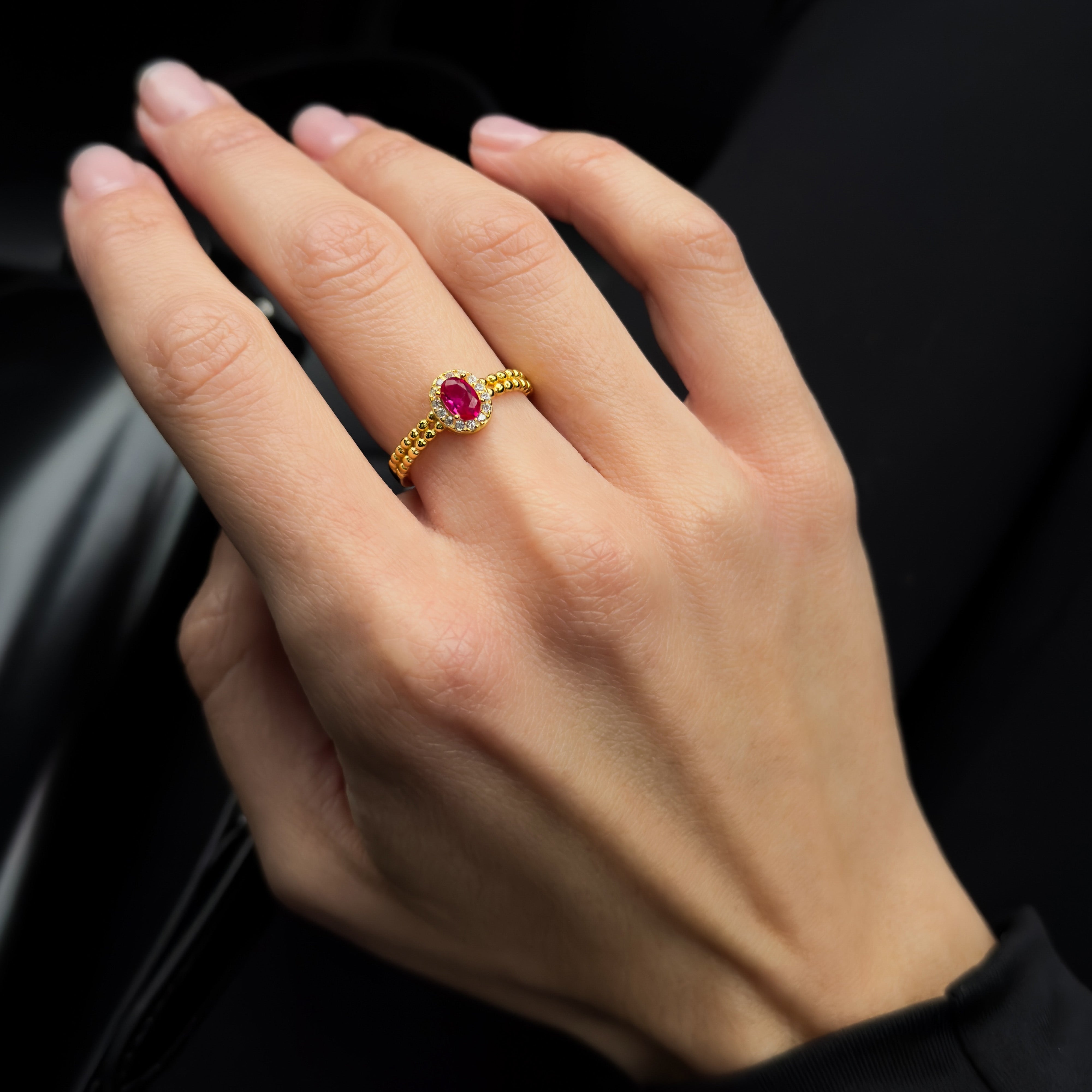 Inel vintage din argint placat cu aur 18K, cu piatră roșie zirconiu. Design elegant, potrivit pentru cadouri și ținute feminine.