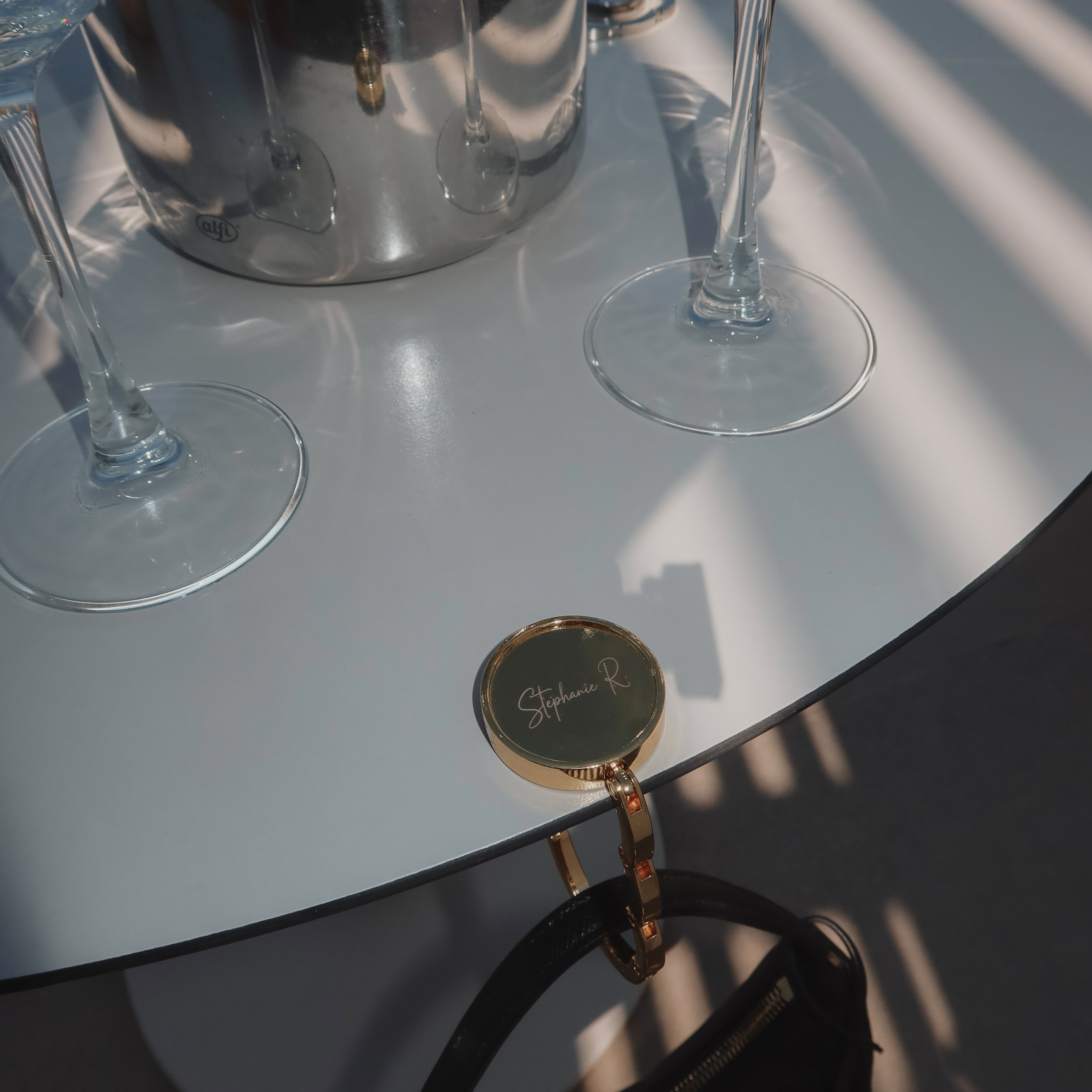 Agățătoare personalizată pentru geantă argintie din stainless steel, model pliabil, personalizată cu nume, logo sau design propriu Maison Stephanie