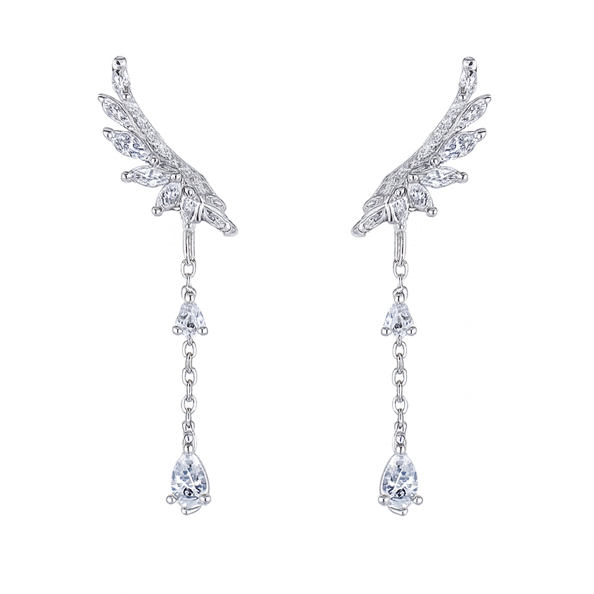O pereche de cercei argintii lungi, cu formă de aripi stilizate și pietre strălucitoare care atârnă delicat.
