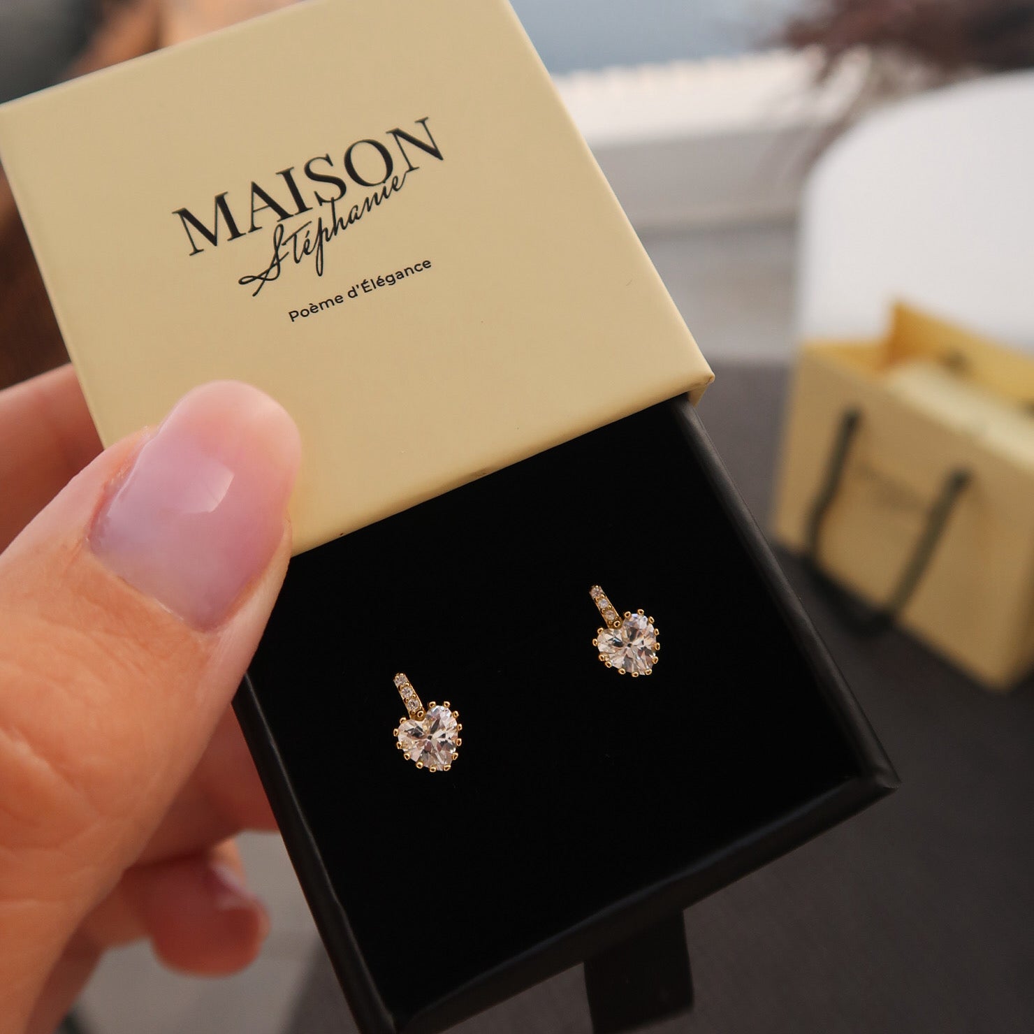 Cercei Bijou d’Amour din argint 925 placat cu aur 18K, cu zirconiu în formă de inimă și pietre albe strălucitoare.