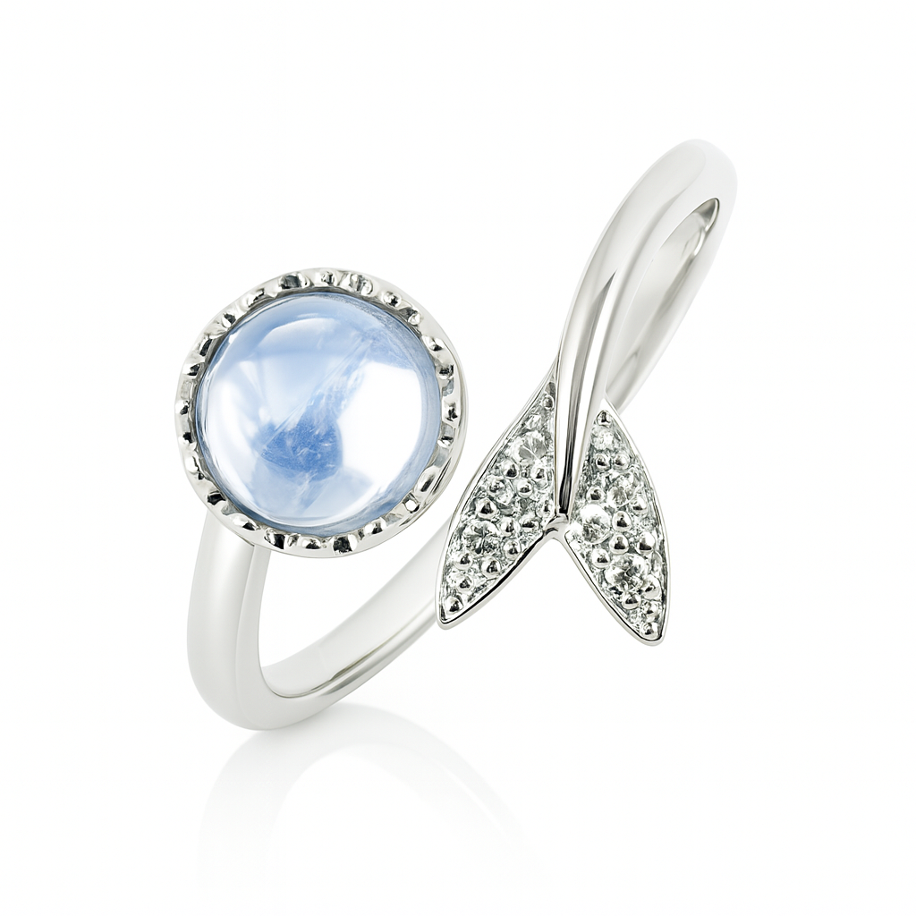 Un inel argintiu cu design deschis, având o piatră albastră rotundă și detalii strălucitoare pe o parte, cu formă fluidă și delicată.