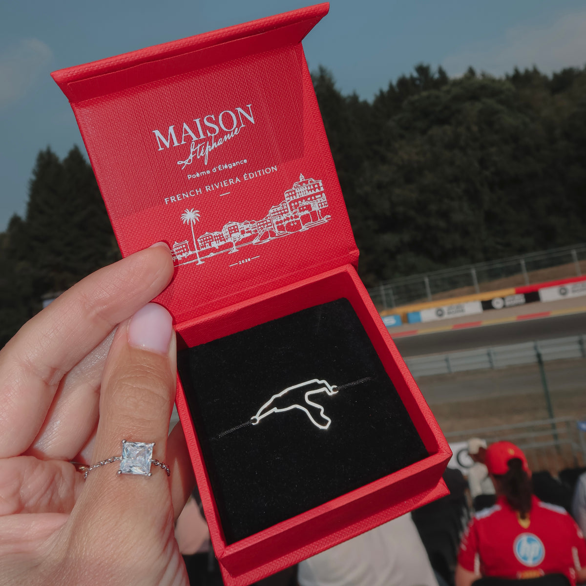 Bracciale personalizzato con circuito di Formula 1 da uomo MAISON Stéphanie, gioiello motorsport ispirato ai circuiti F1 e ai weekend di Gran Premio.