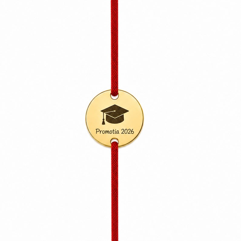 Brățară Absolvire cu bănuț de 12 mm din Argint 925 Placat cu Aur. Decorată cu simbolul tocii de absolvire, această brățară este un cadou special pentru elevi, studenți și absolvenți, ideal pentru celebrarea unui moment important din viață.