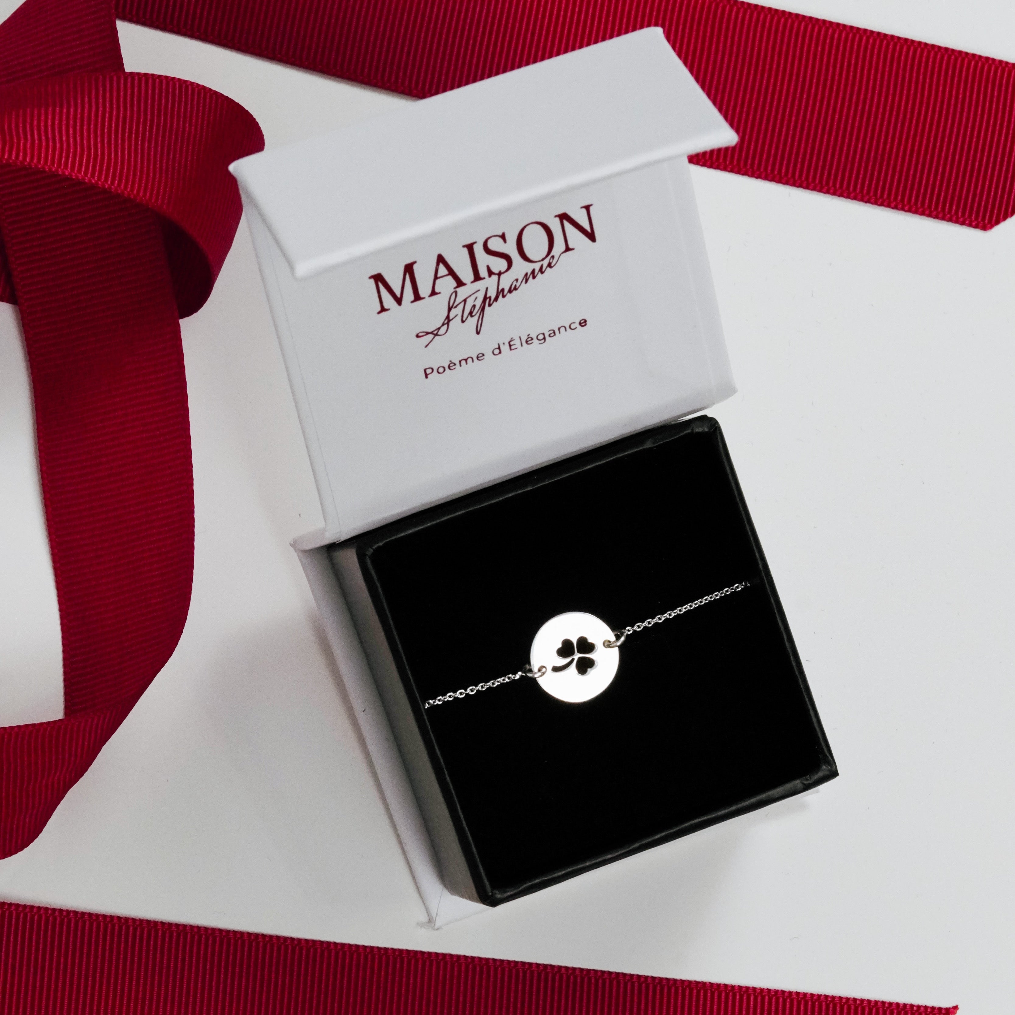 Brățară delicată din argint 925 cu bănuț trifoi – bijuterie Maison La Stéphanie, cadou elegant pentru 8 martie, Mărțișor sau ocazii corporate, simbol al norocului și prosperității.