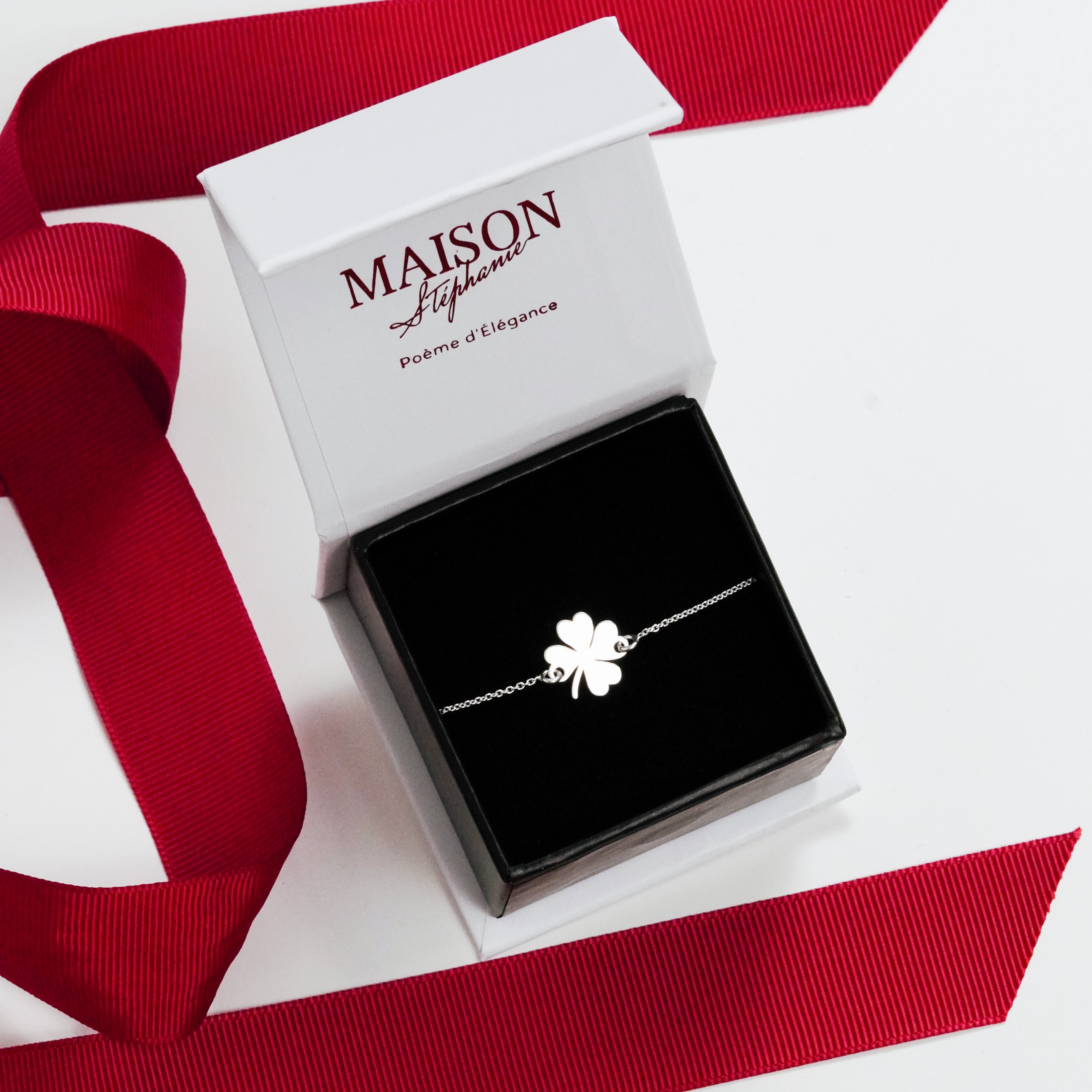 Brățară delicată din argint 925 cu simbol trifoi – bijuterie Maison La Stéphanie, cadou elegant de Mărțișor sau 8 martie, ideal pentru doamne și partenere corporate.