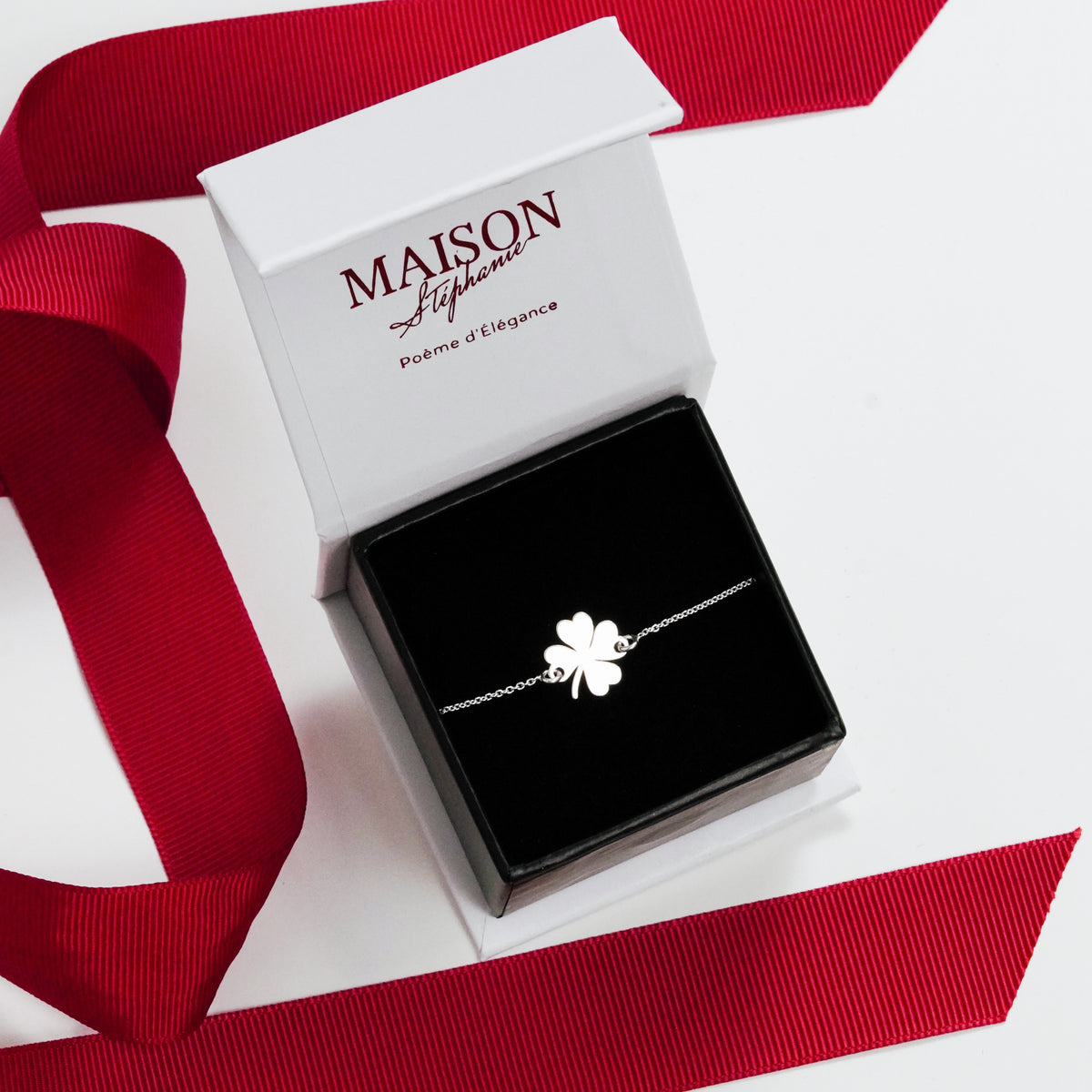 Brățară delicată din argint 925 cu simbol trifoi – bijuterie Maison La Stéphanie, cadou elegant de Mărțișor sau 8 martie, ideal pentru doamne și partenere corporate.
