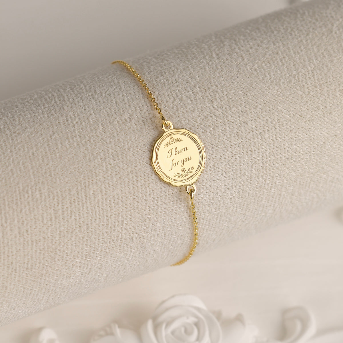 bratara argint placat cu aur i burn for you pandantiv oval gravat regency love letters collection maison stephanie