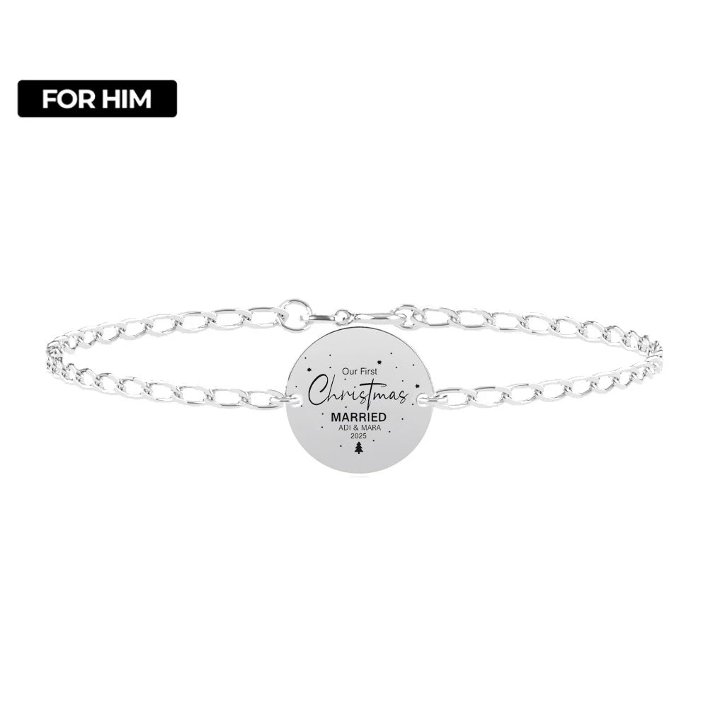 Brățară pentru bărbați din argint 925, cu lanț gros de 2.5 mm și disc rotund de 16 mm gravat cu “Our First Christmas Married” și nume personalizabile. Lungimea lanțului este de 20 cm.
