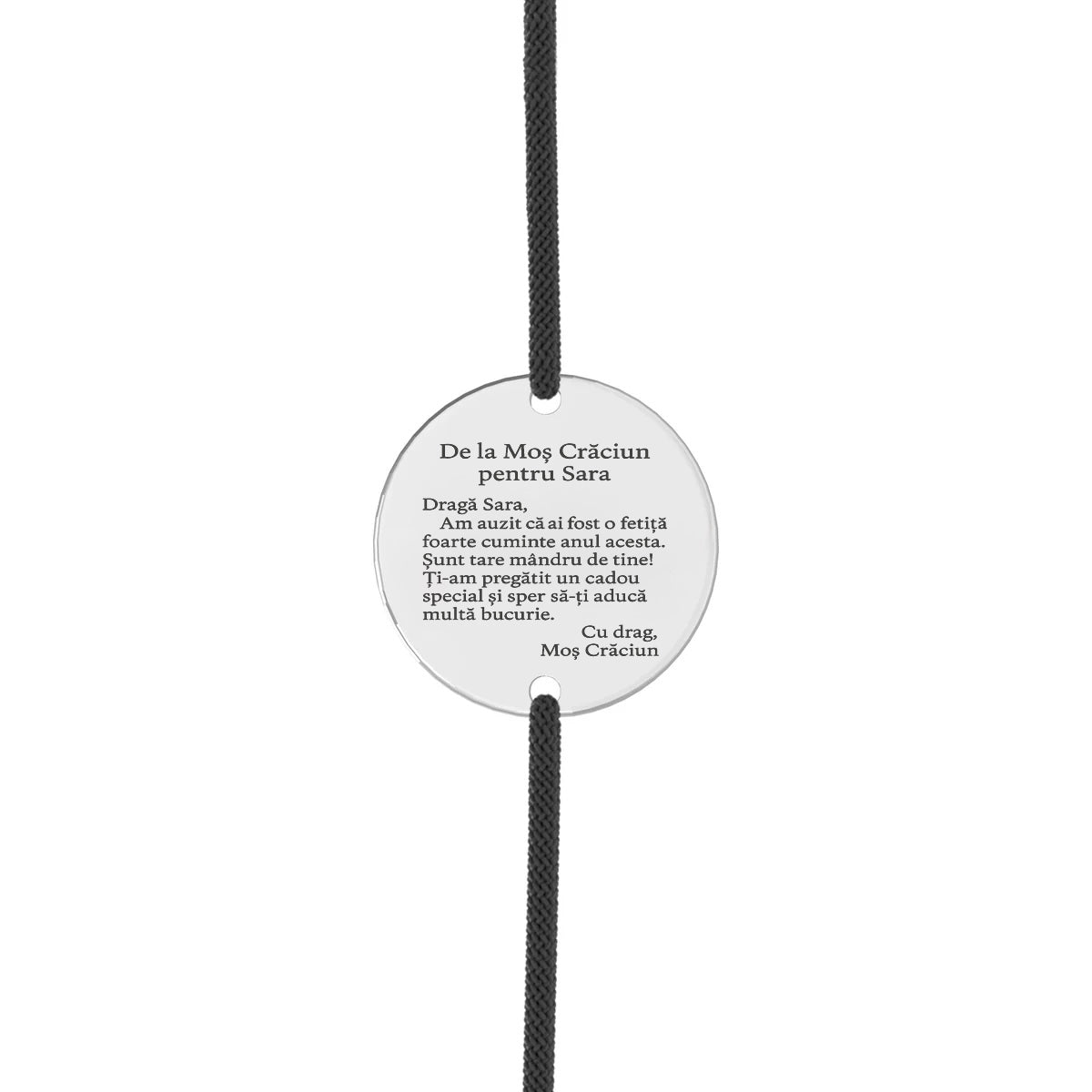 Brățară pentru copii cu șnur negru reglabil și disc rotund din argint 925, gravat pe față cu Moș Crăciun în sanie și renii, iar pe verso cu un mesaj personalizat pentru copil, inclusiv numele lui.