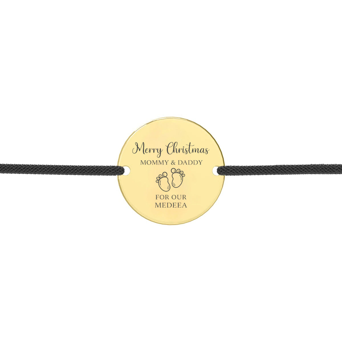 Brățară cu șnur reglabil și pandantiv rotund placat cu aur 18K, gravat cu “Merry Christmas – Mommy & Daddy”, piciorușe și numele copilului.