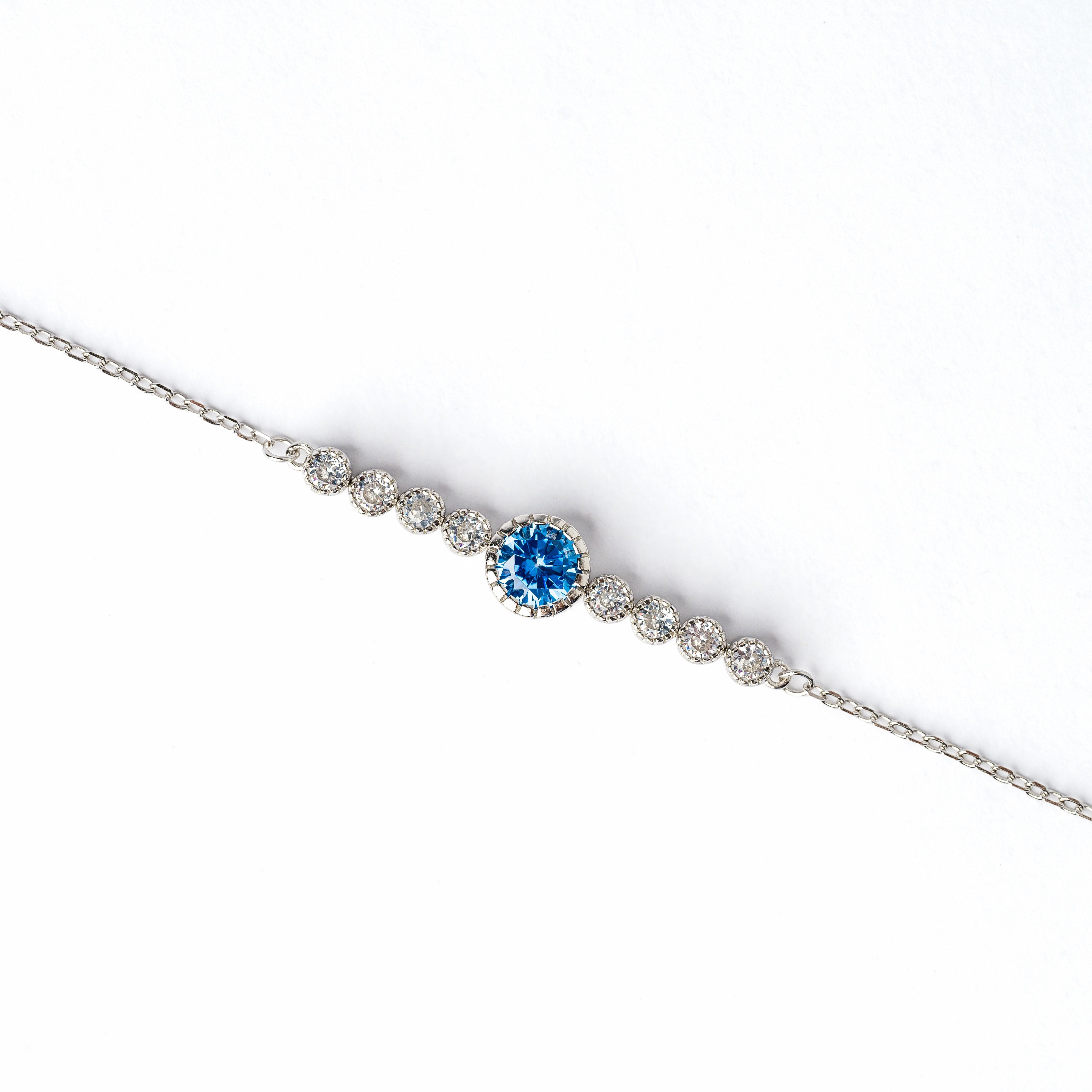 Brățară elegantă din argint 925 cu piatră zirconia albastră – o bijuterie rafinată Maison La Stéphanie, ideală ca și cadou pentru iubită, soție sau prietenă. Perfectă pentru ocazii speciale sau purtare zilnică.