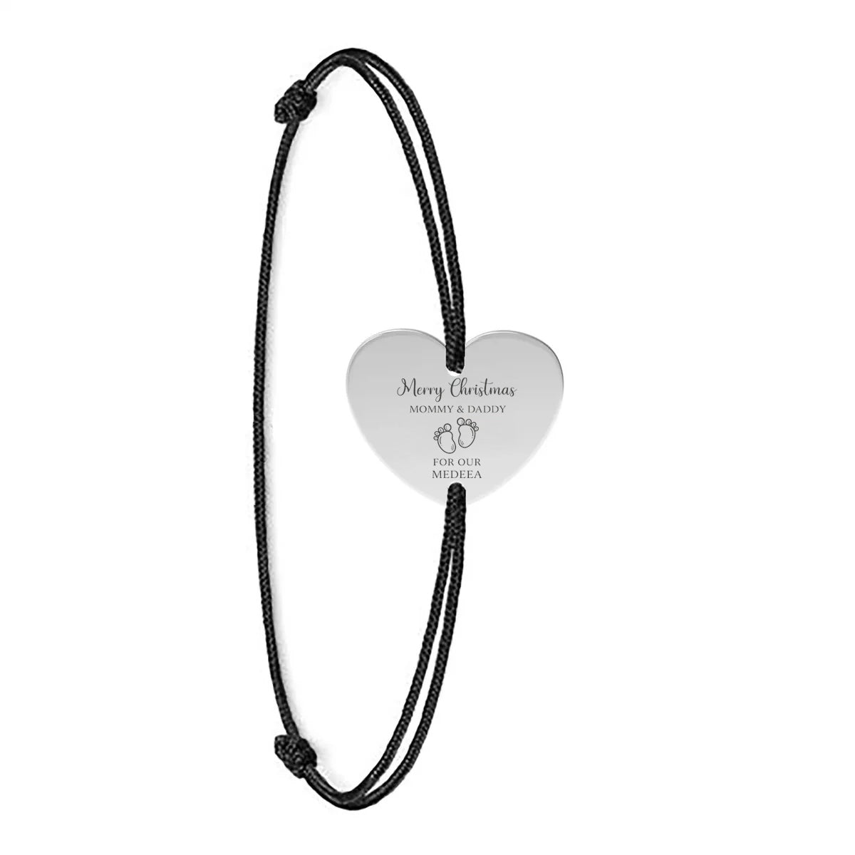 Brățară cu inimă din argint 925, pe șnur reglabil, gravată cu “Merry Christmas – Mommy & Daddy”, piciorușe și numele copilului.