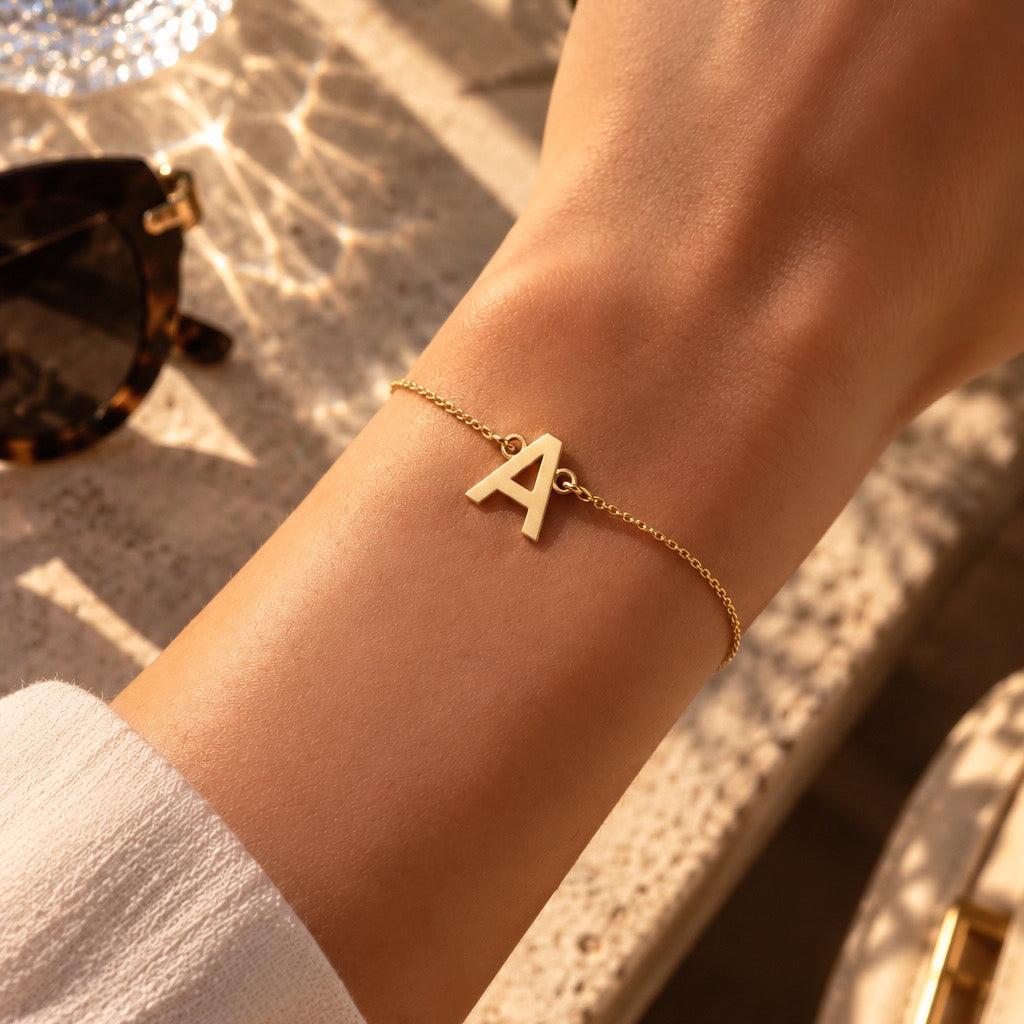 Brățară elegantă din argint placat cu aur de 18K, personalizată cu inițială — cadou rafinat pentru iubită, mamă sau soră. Un simbol al eleganței feminine, creat de Maison La Stéphanie.