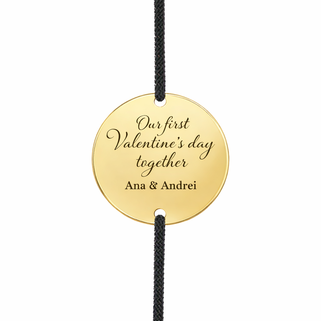 bratara pe snur ajustabil cu banut argint placat cu aur 16 mm gravat our first valentines day nume personalizate