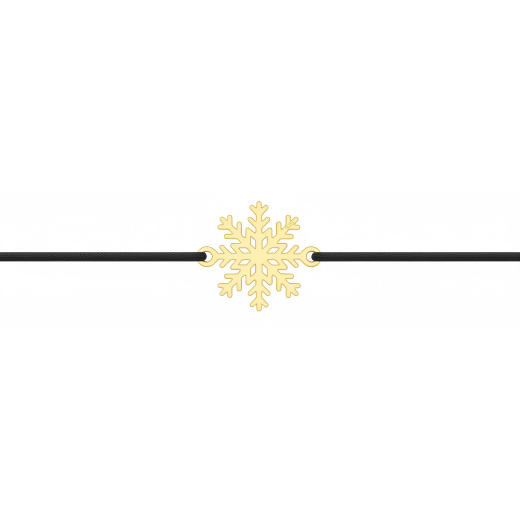 Brățară cu șnur subțire negru din mătase și pandantiv fulg de nea placat cu aur 18K, dimensiune 15 mm, lungime reglabilă.