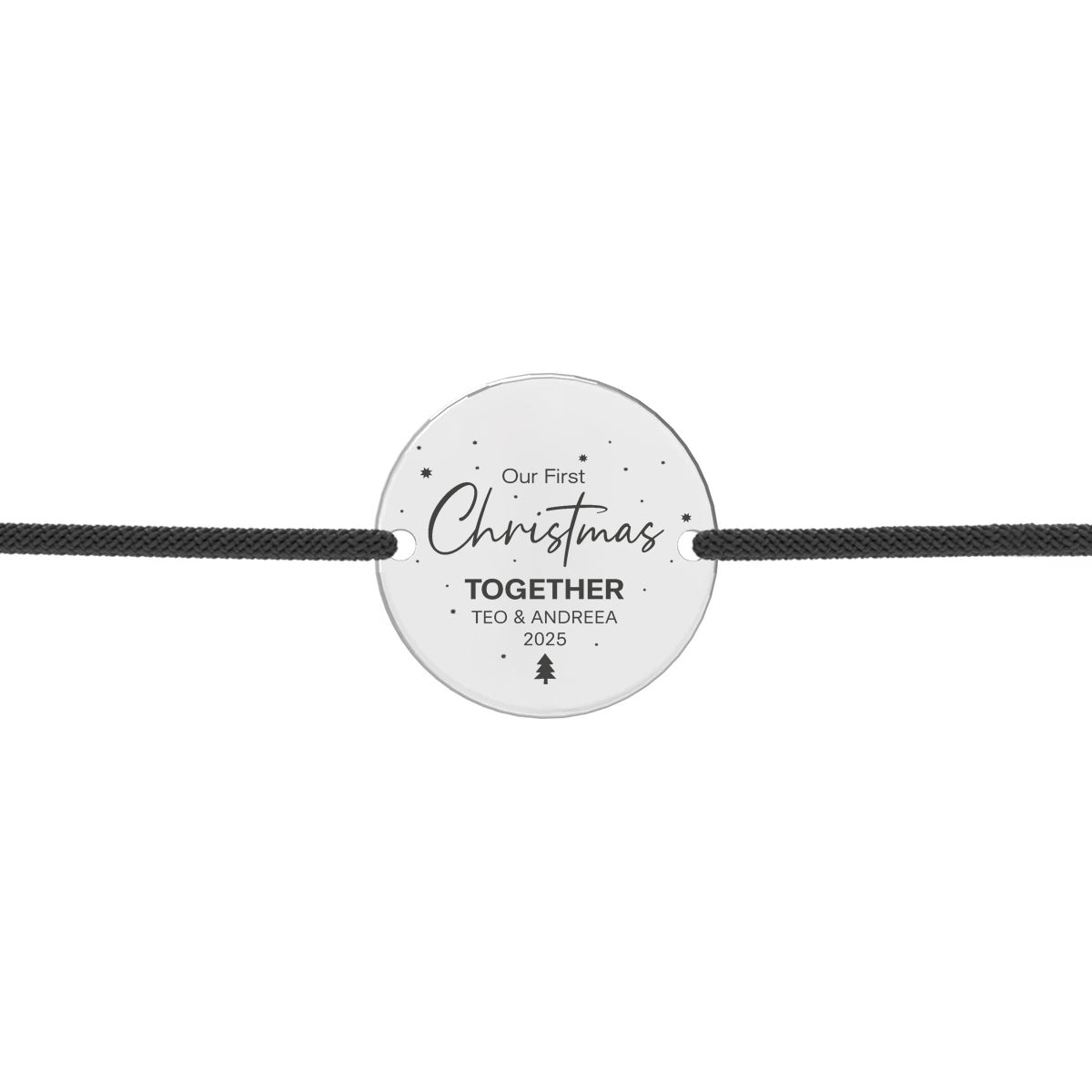 Brățară cu șnur reglabil și bănuț din argint 925, diametru 16 mm, gravat cu textul “Our First Christmas Together” și mici simboluri de stele. Bănuțul poate fi personalizat cu nume și dată.