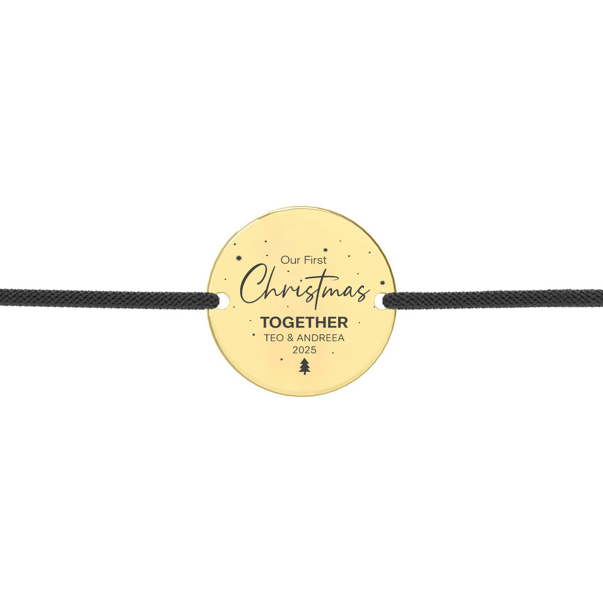 Brățară cu șnur reglabil și bănuț din argint placat cu aur 18K, diametru 16 mm, gravat cu textul “Our First Christmas Together” și detalii festive. Bănuțul poate fi personalizat cu nume, dată sau mesaj pe verso.