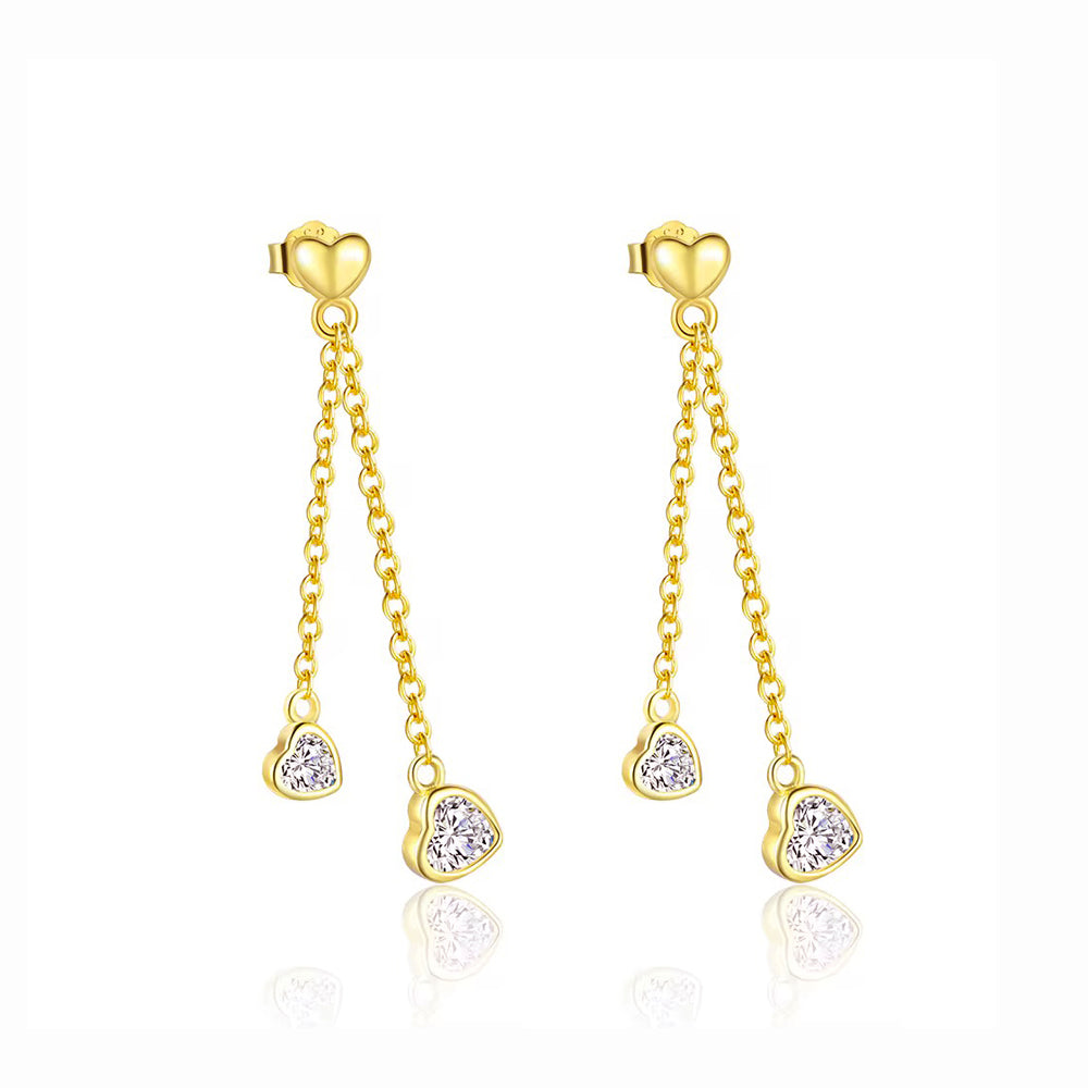 Pereche de cercei lungi din argint placat cu aur 18K, cu două lanțuri subțiri și două inimioare din zirconie la capăt, lungime 3.5 cm.