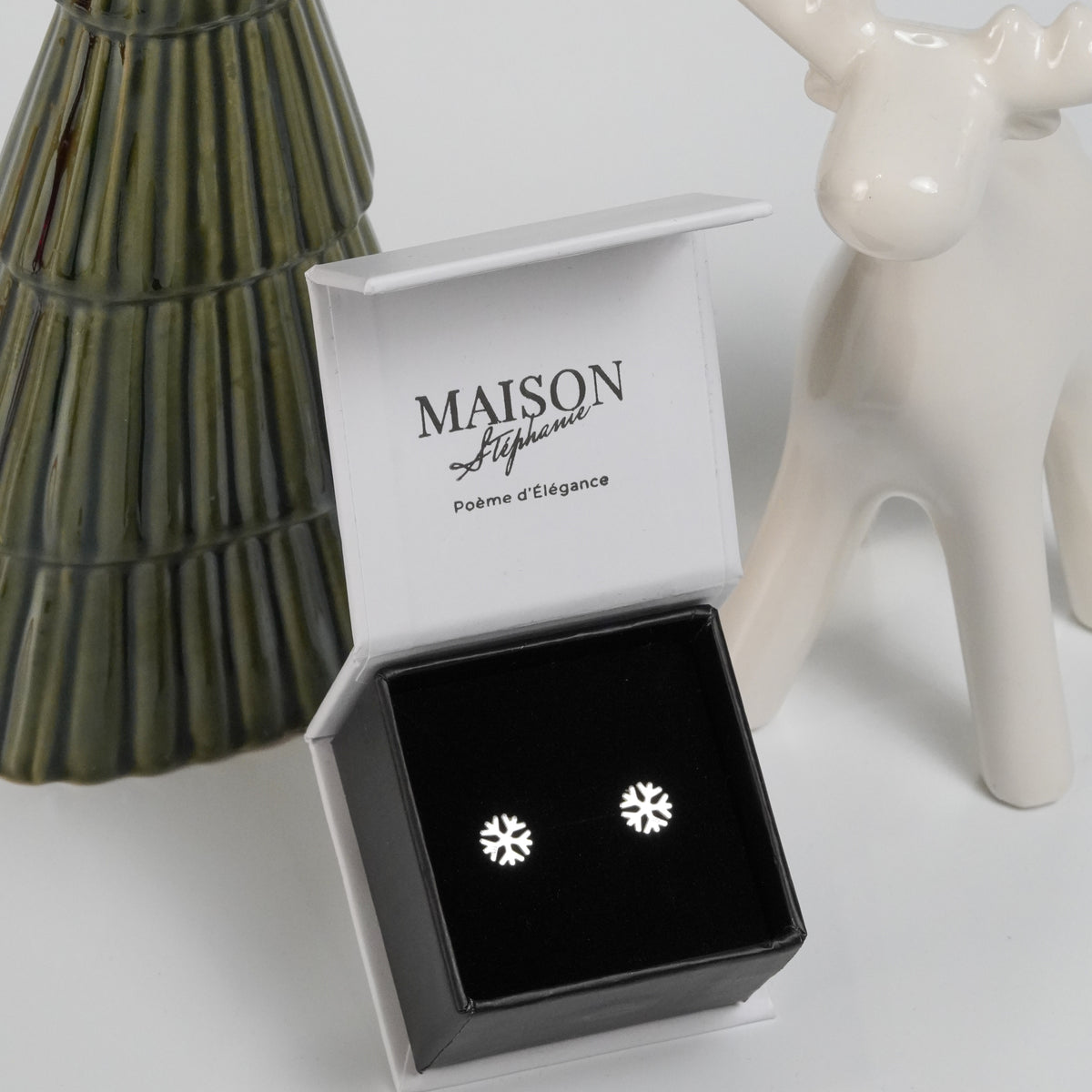 Cercei eleganți din argint 925 în formă de fulg de nea – bijuterie rafinată Maison La Stéphanie, perfectă pentru sezonul de iarnă sau cadou de Crăciun.