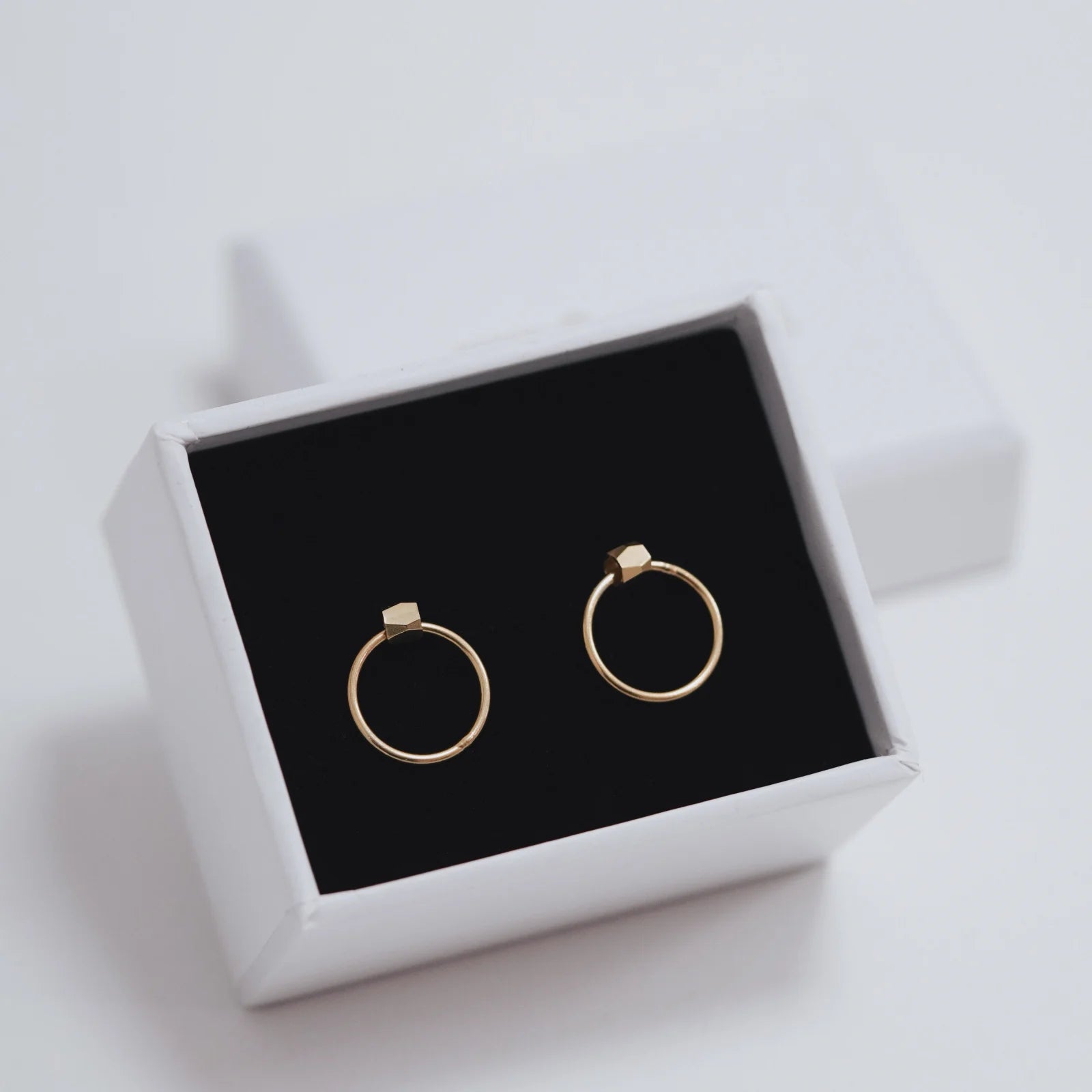 Cercei rotunzi Shape din argint 925 placat cu aur 14K – bijuterii minimaliste, moderne, ideale pentru purtare zilnică sau cadou