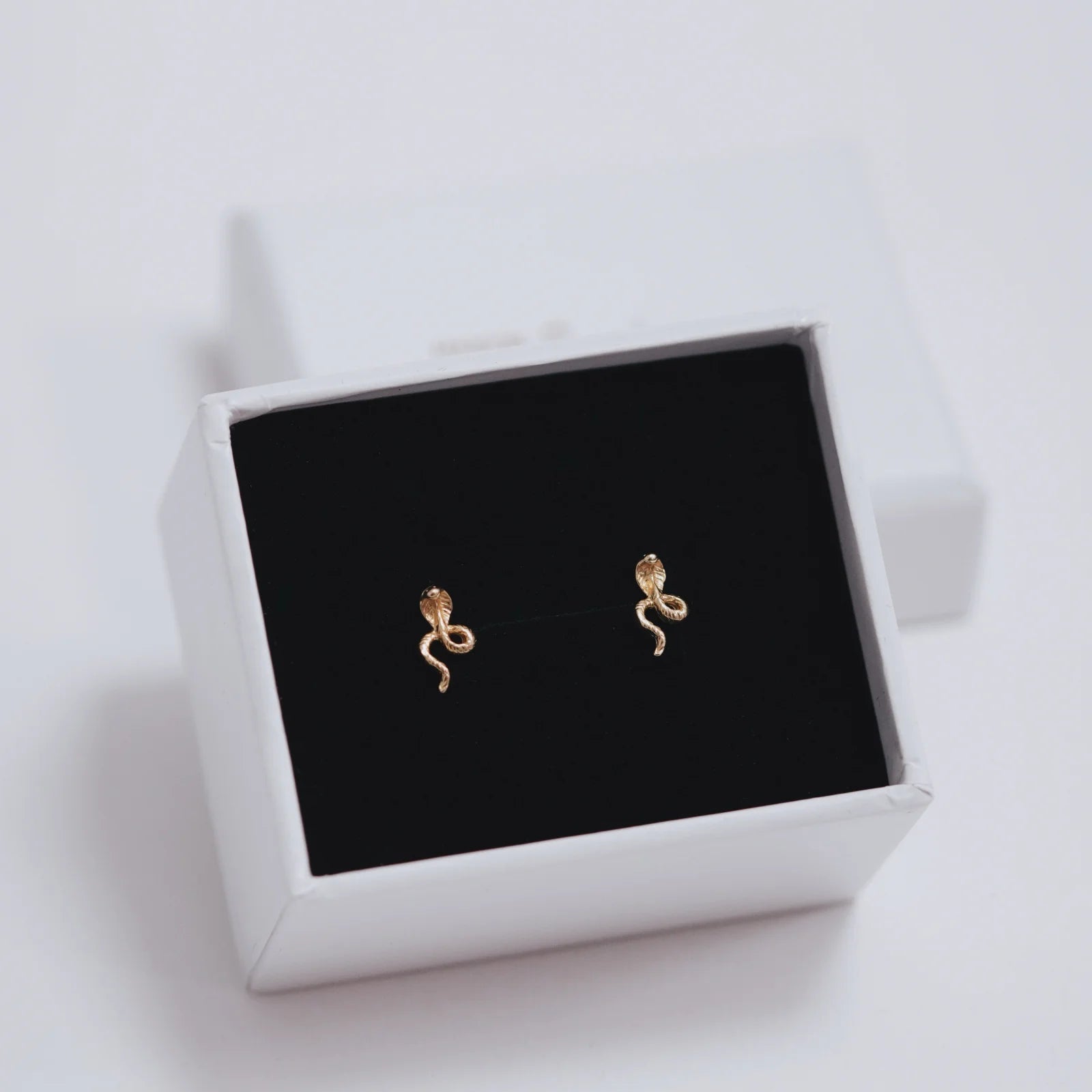 Cercei Snake din argint 925 placat cu aur 14K – bijuterii simbolice cu design în formă de șarpe, elegante și moderne, ideale pentru cadou de Crăciun.