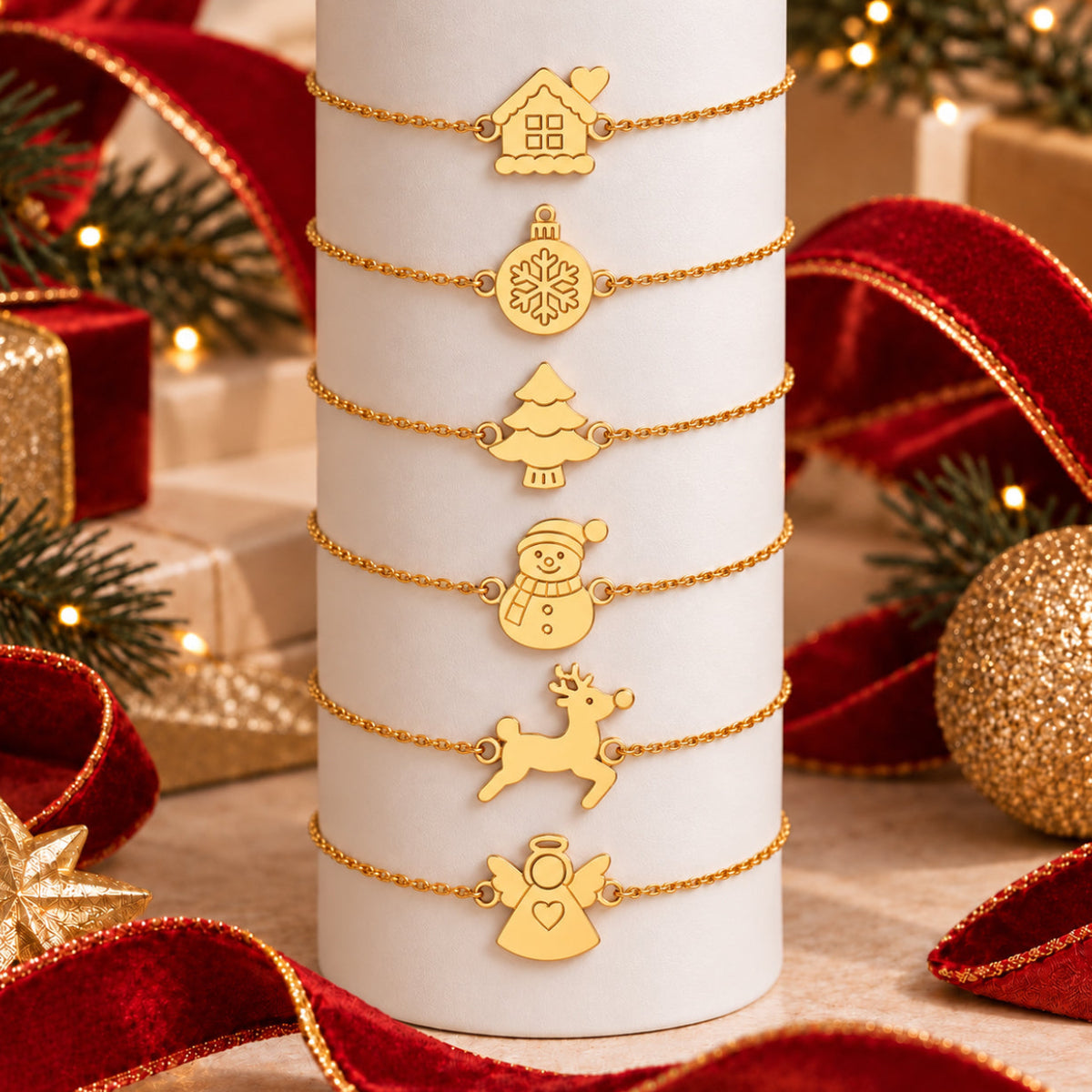 Sase bratari de Craciun Enchanted Christmas din Argint 925 placat cu Aur de 18K, cu lant fin de 1 mm si charmuri aurii in forma de casuta de iarna, glob cu fulg de nea, bradut, om de zapada, ren si ingeras, prezentate pe suport alb in decor festiv, MAISON Stéphanie