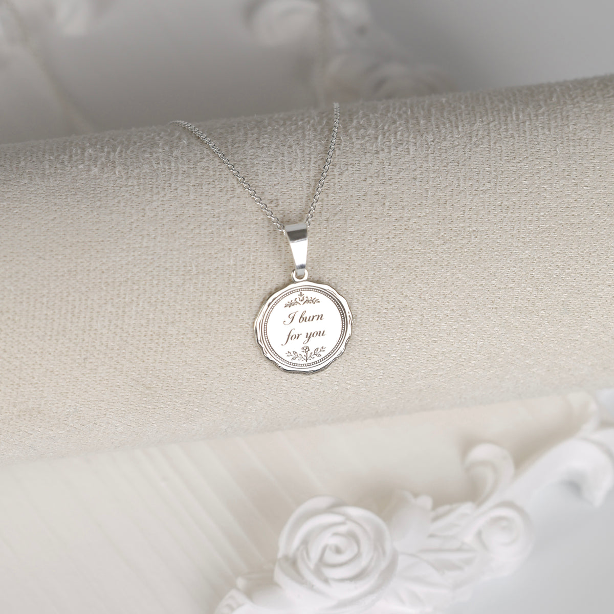 colier argint i burn for you pandantiv oval gravat regency love letters collection maison stephanie