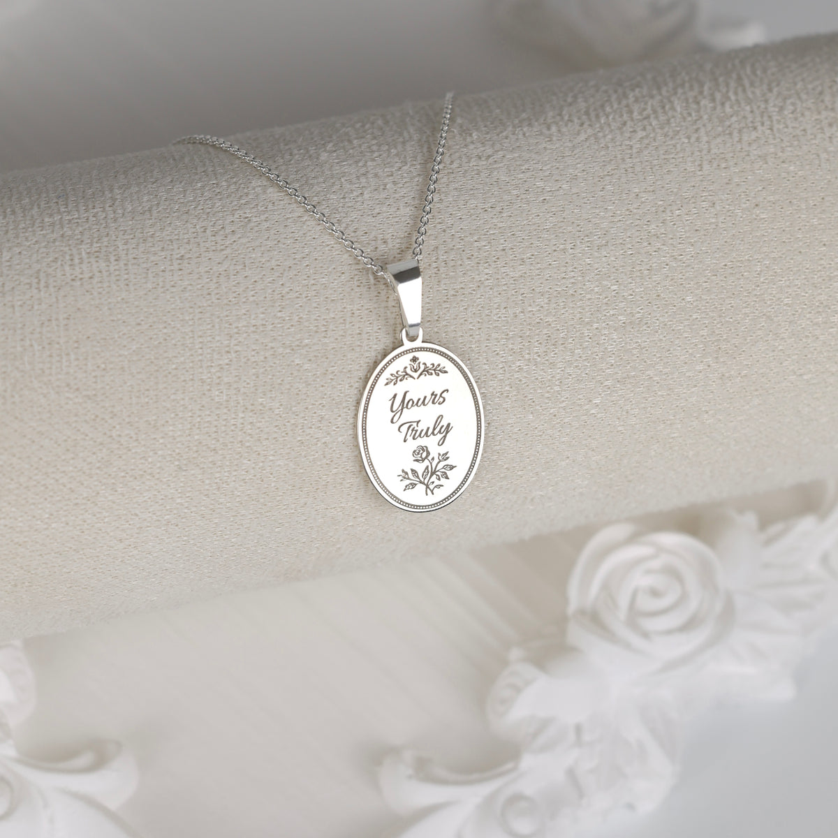 colier argint yours truly pandantiv oval gravat regency love letters collection maison stephanie