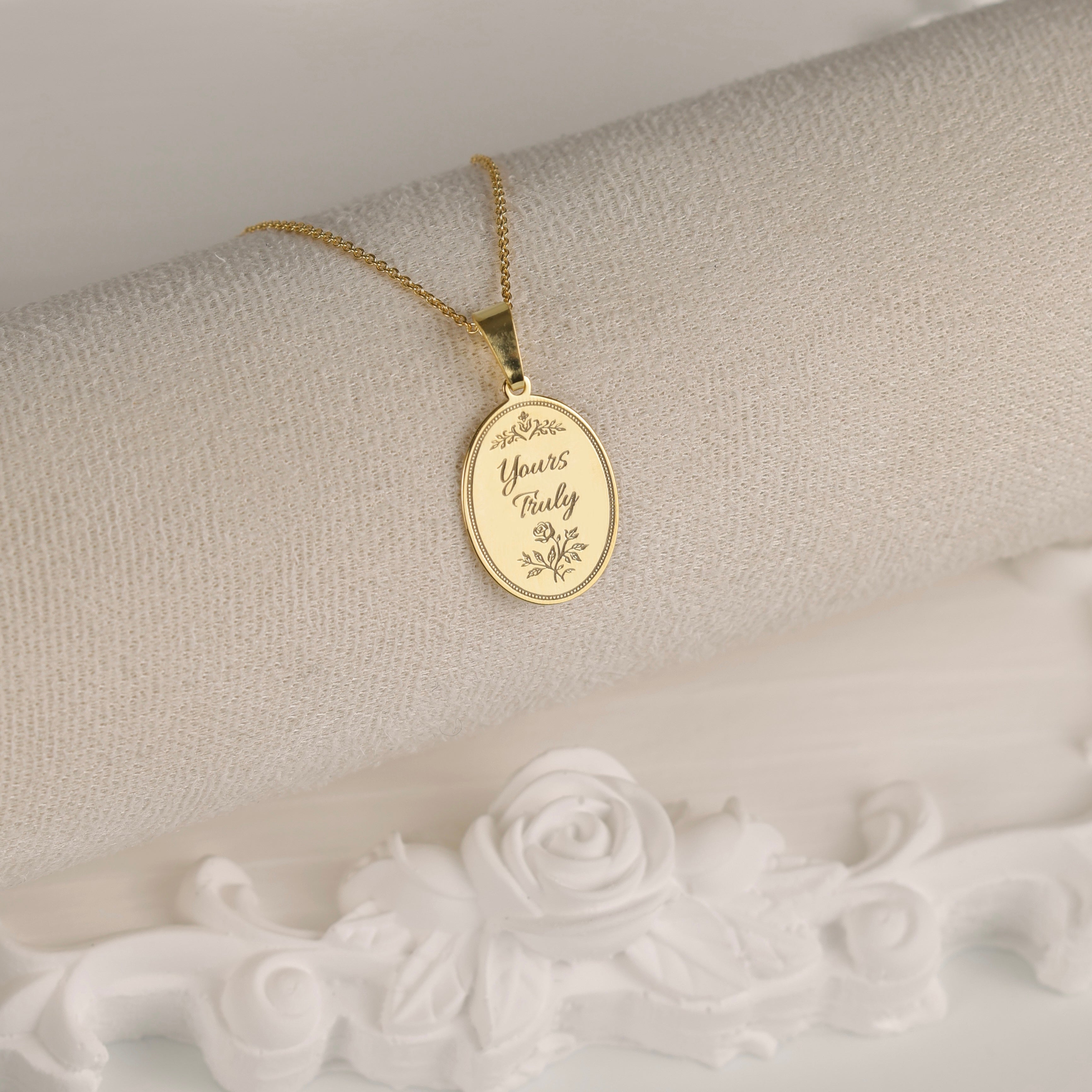 colier argint placat cu aur yours truly pandantiv oval gravat regency love letters collection maison stephanie