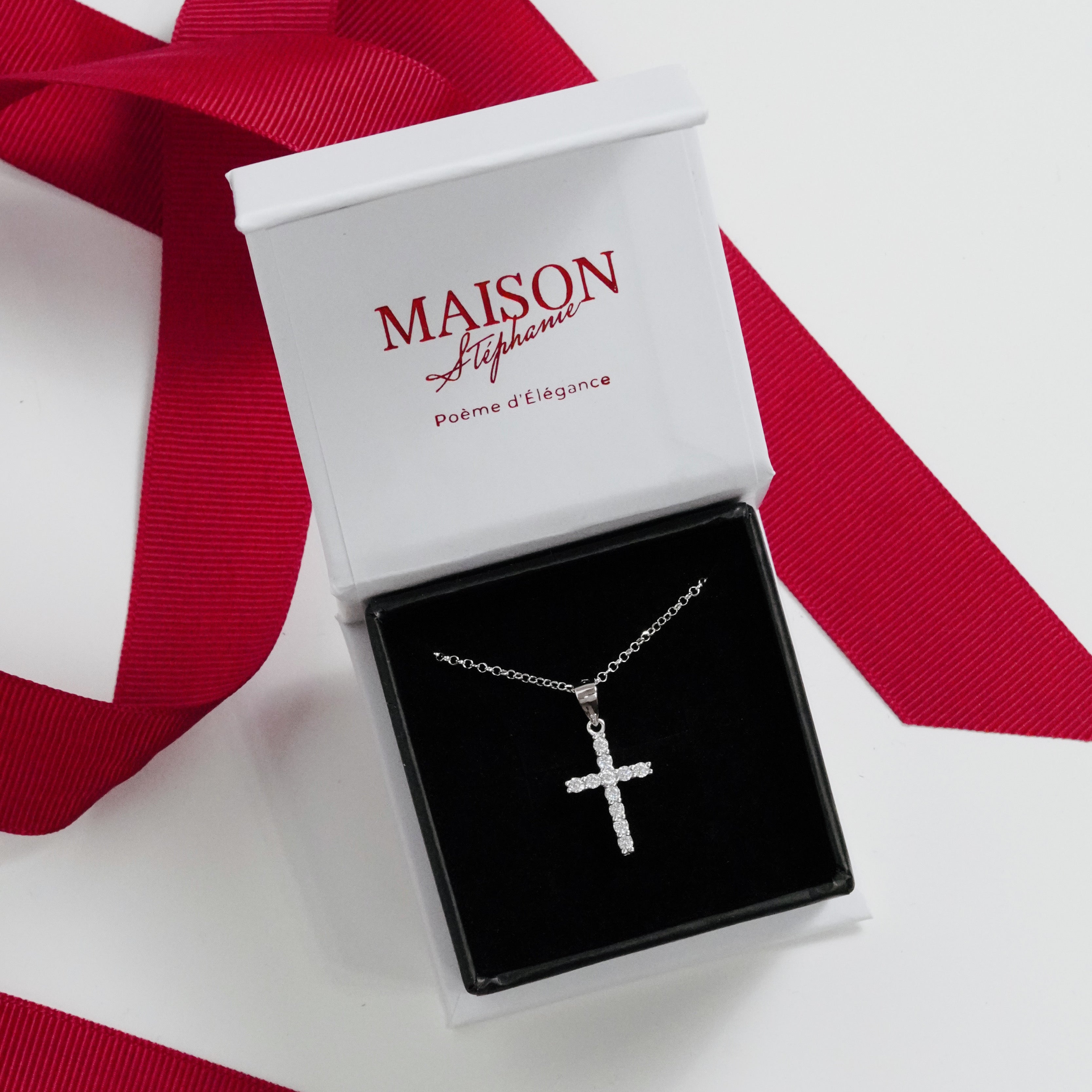 Colier cu pandantiv cruce mică din argint 925 – bestseller Maison La Stéphanie. Un cadou elegant și simbolic, perfect pentru sărbători, aniversări sau ocazii religioase, cu pietre zirconia și finisaj de lux.