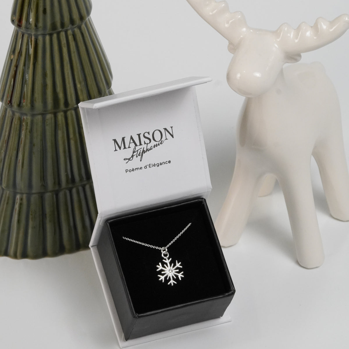 Colier elegant din argint 925 cu pandantiv fulg de nea — un simbol al iernii și al iubirii pure, semnat Maison La Stéphanie. Cadou perfect pentru sărbători.