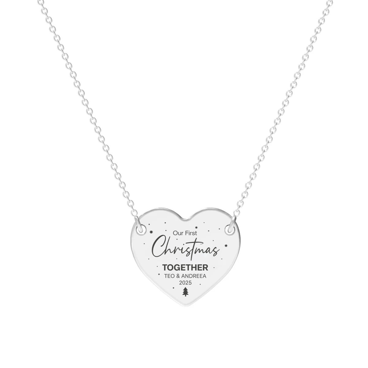Colier din argint 925 cu lanț subțire de 1 mm, disponibil la 34 sau 42 cm, având un pandantiv în formă de inimă gravat cu textul “Our First Christmas Together” și nume personalizate.