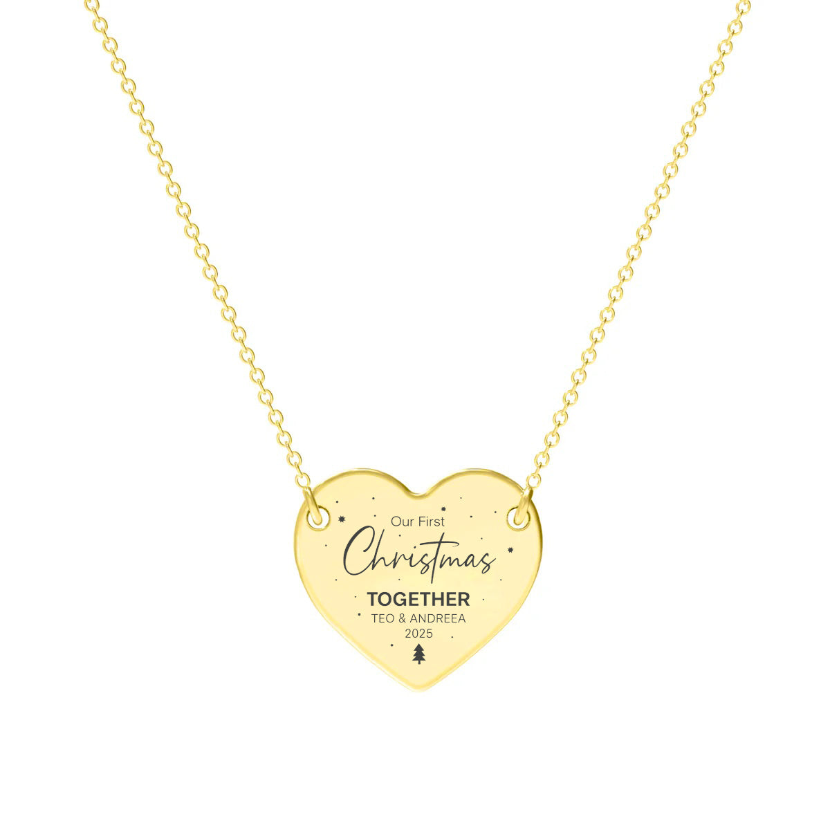 Colier din argint placat cu aur 18K, cu lanț subțire 1 mm, disponibil la 34 sau 42 cm, având un pandantiv în formă de inimă gravat cu „Our First Christmas Together” și nume personalizate sub text.