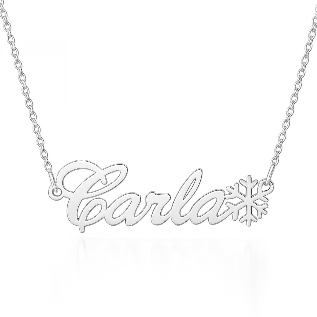Colier subțire din argint 925 cu lanț de 1 mm și pandantiv personalizat cu nume scris cursiv, decorat cu un fulg de nea.